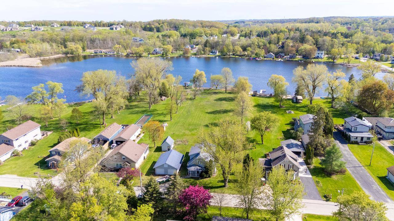 Hubertus, WI 53033,3559 North Shore DRIVE