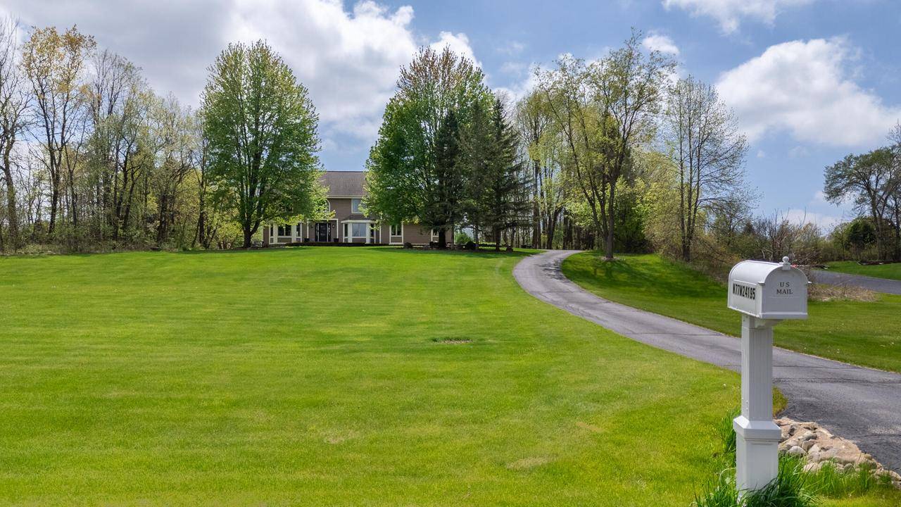 Sussex, WI 53089,N77W24195 Hidden Oaks DRIVE