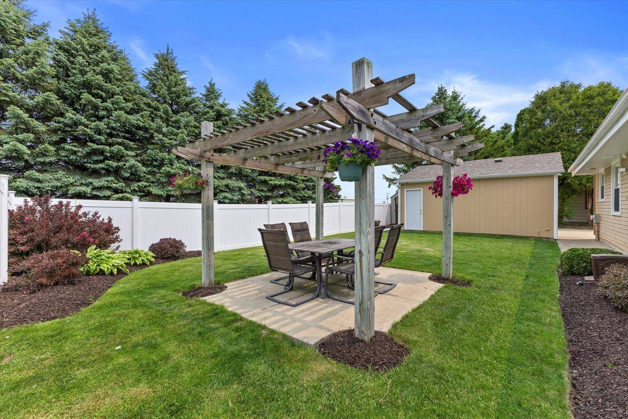 Milwaukee, WI 53207,116 W Goldleaf AVENUE