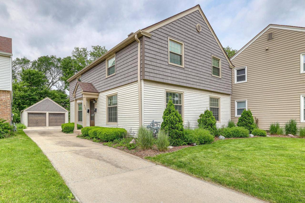 Wauwatosa, WI 53213,833 Robertson STREET