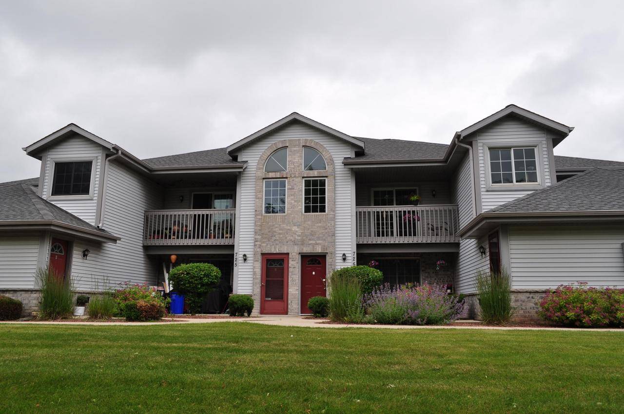 Pewaukee, WI 53072,739 QUINLAN DRIVE #D