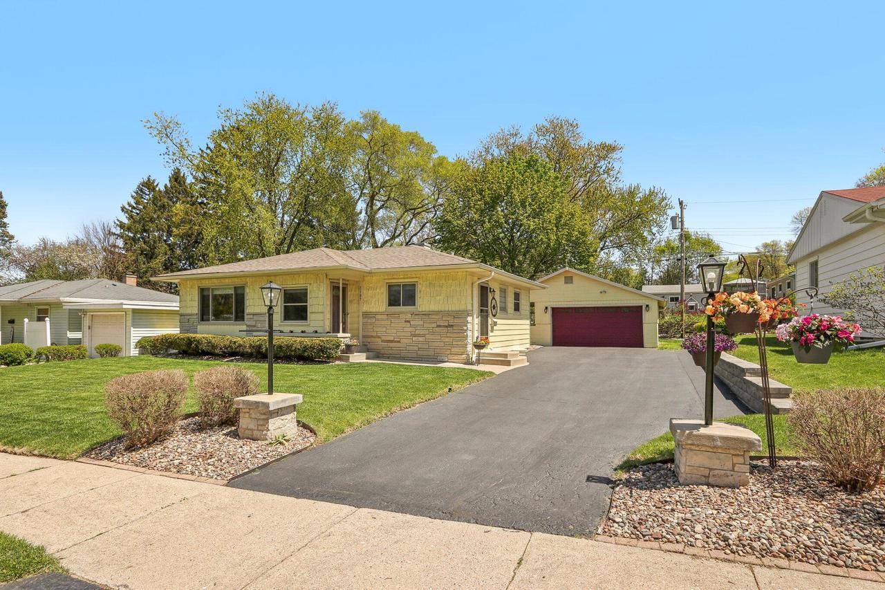 Waukesha, WI 53188,2107 Glenwall DRIVE