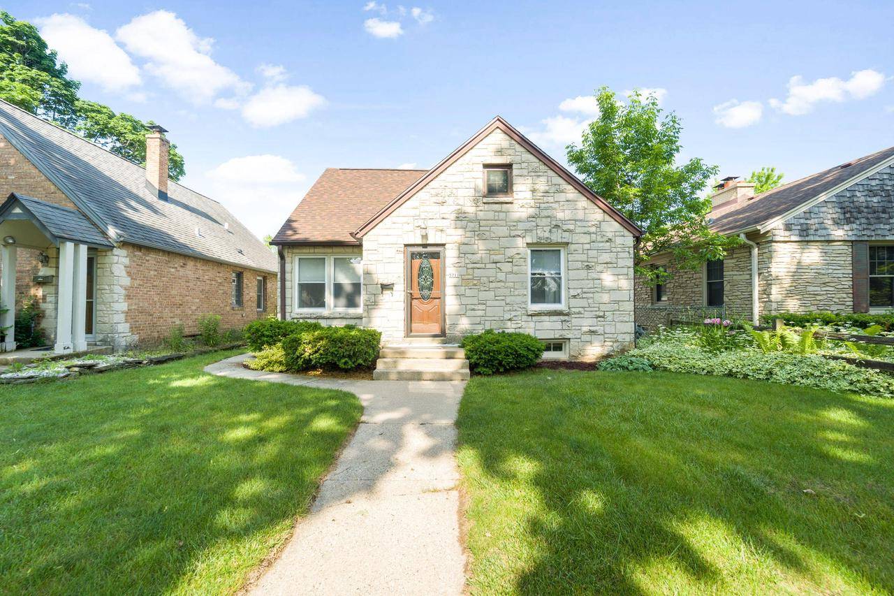 Glendale, WI 53209,5711 N Braeburn LANE