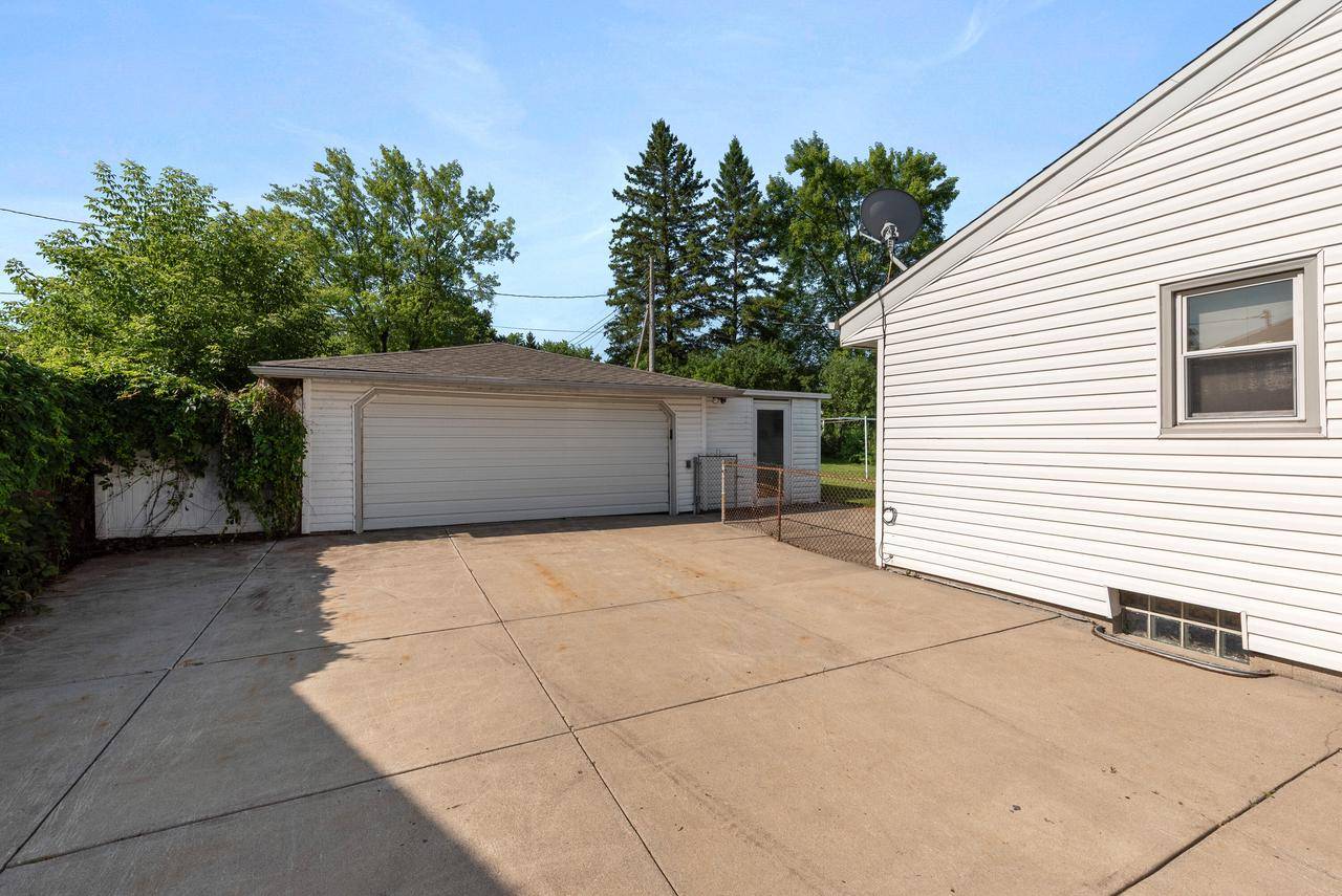 Milwaukee, WI 53224,9313 W Clovernook STREET