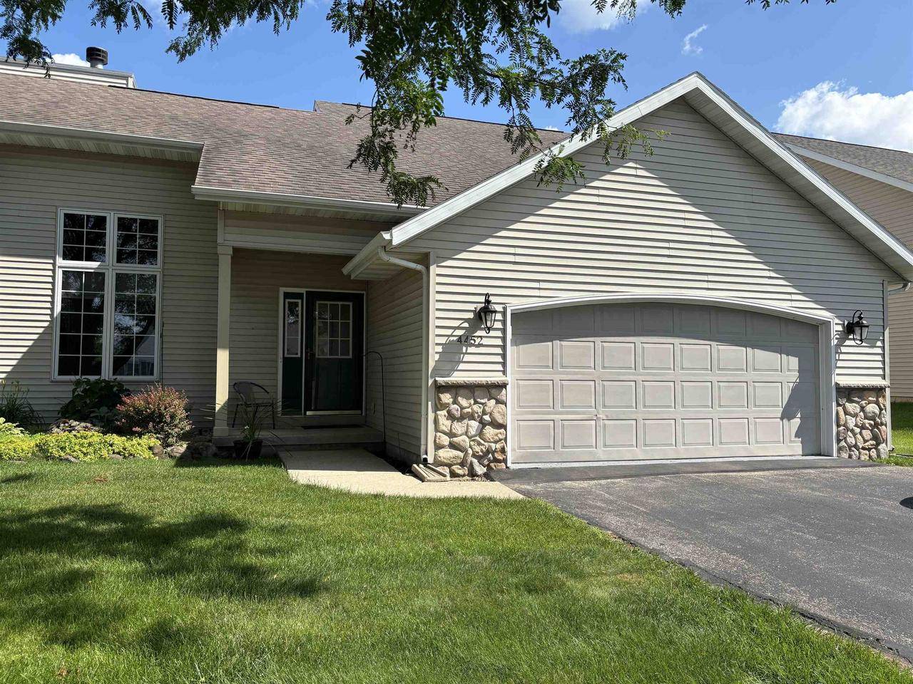 Janesville, WI 53546,4452 Woodgate Drive #5