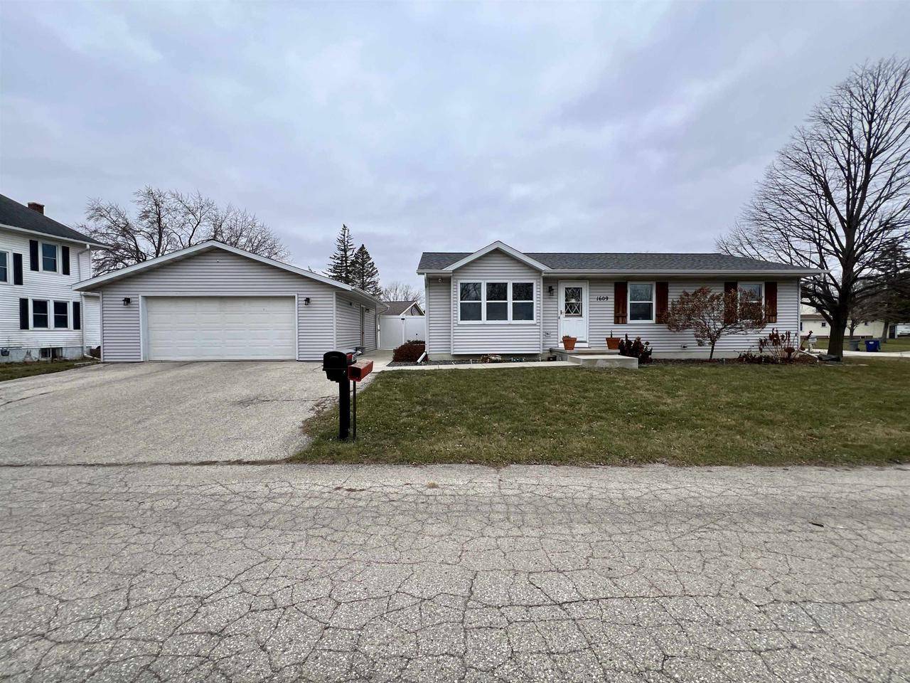 North Fond Du Lac, WI 54937,1609 ROSE AVENUE