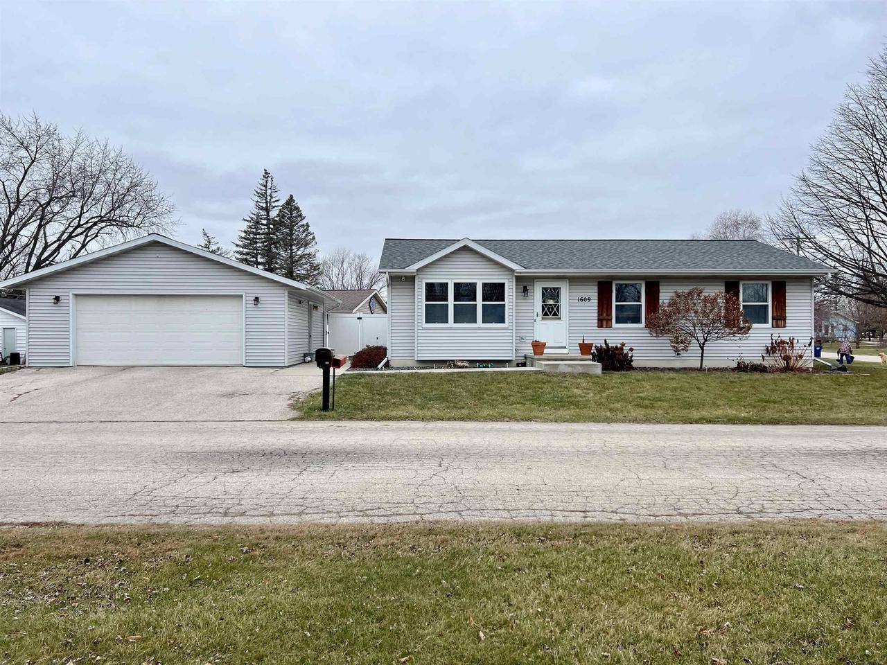 North Fond Du Lac, WI 54937,1609 ROSE AVENUE