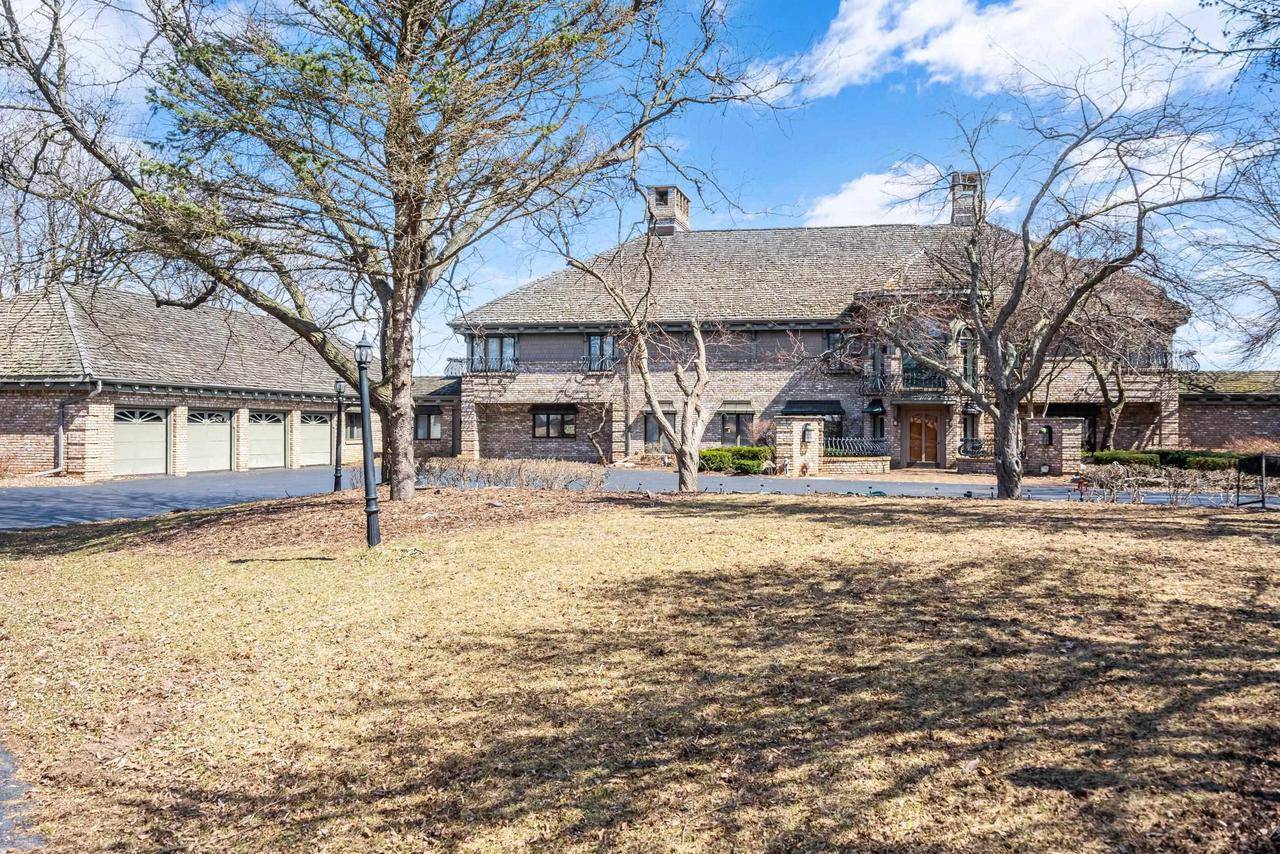 De Pere, WI 54115,3687 LOST DAUPHIN ROAD