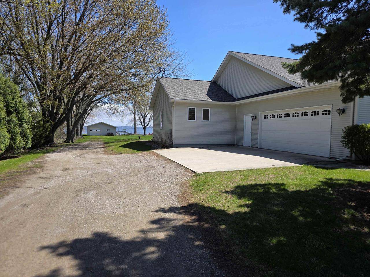 Van Dyne, WI 54979,N9435 LAKESHORE DRIVE