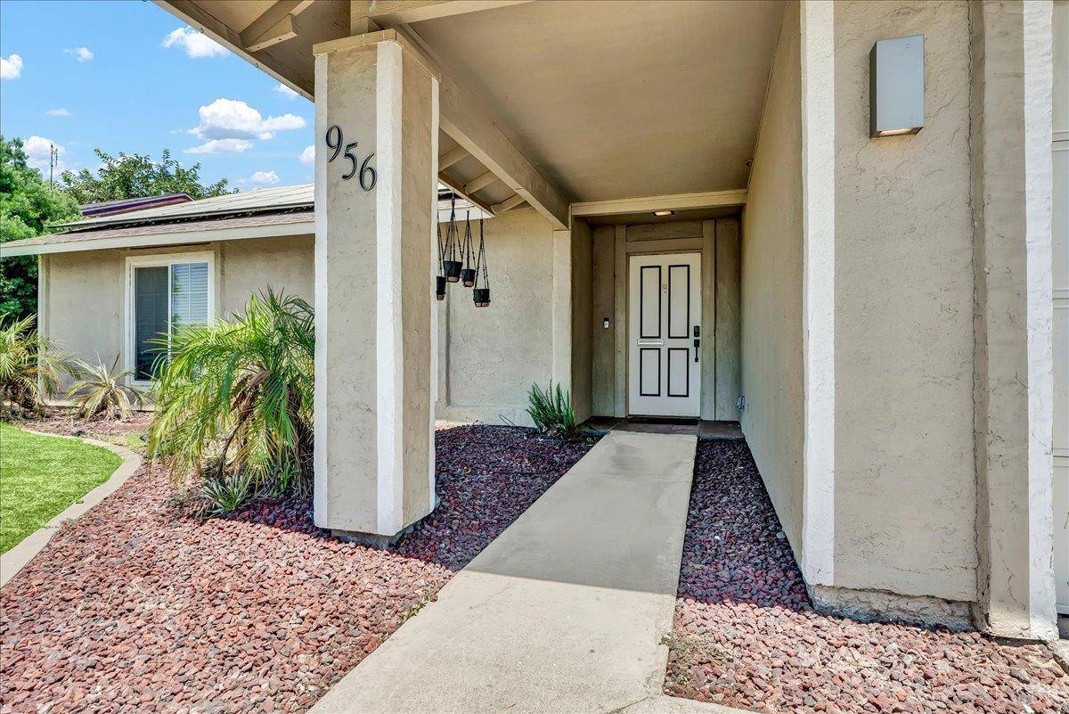 Hanford, CA 93230,956 E Clover Lane