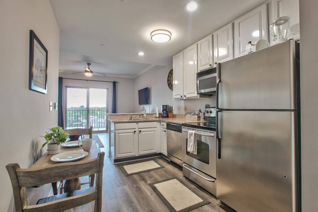 Tallahassee, FL 32301,215 W College Avenue #305