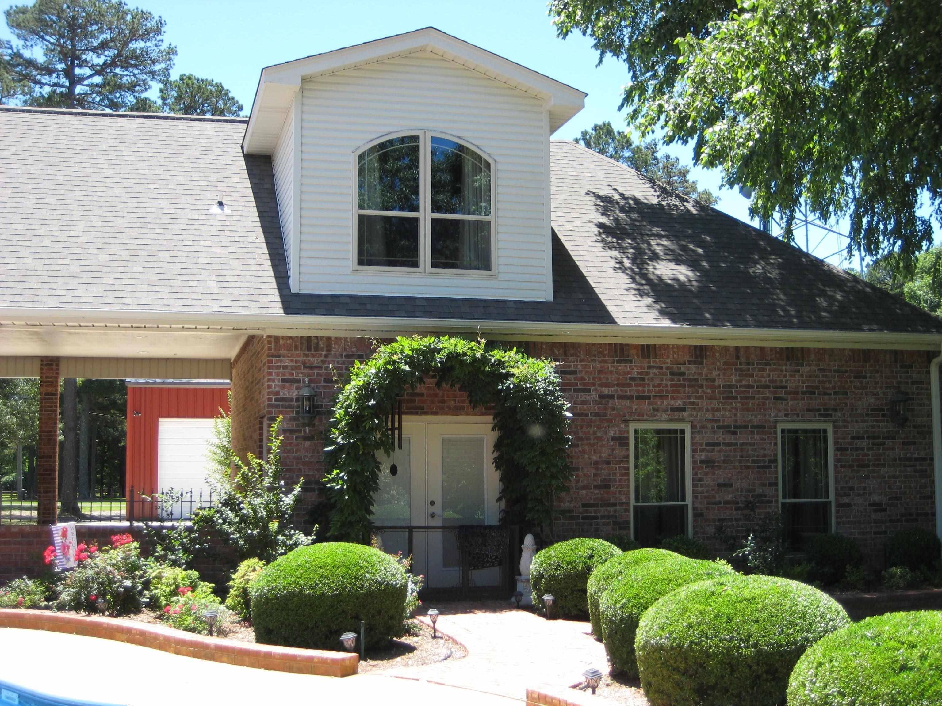 Mena, AR 71953,906 Grandview Heights
