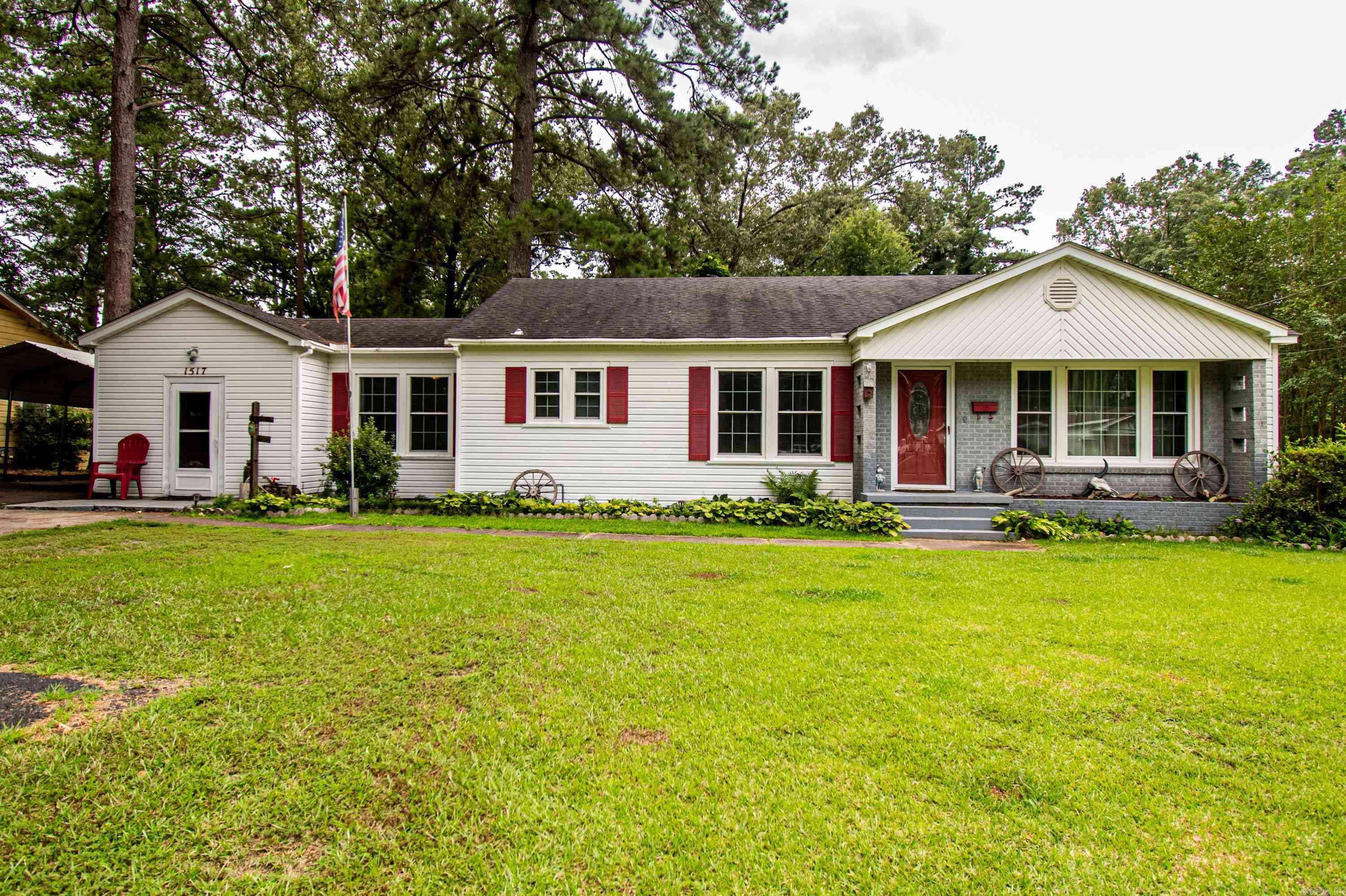 Camden, AR 71701,1517 W Washington Street