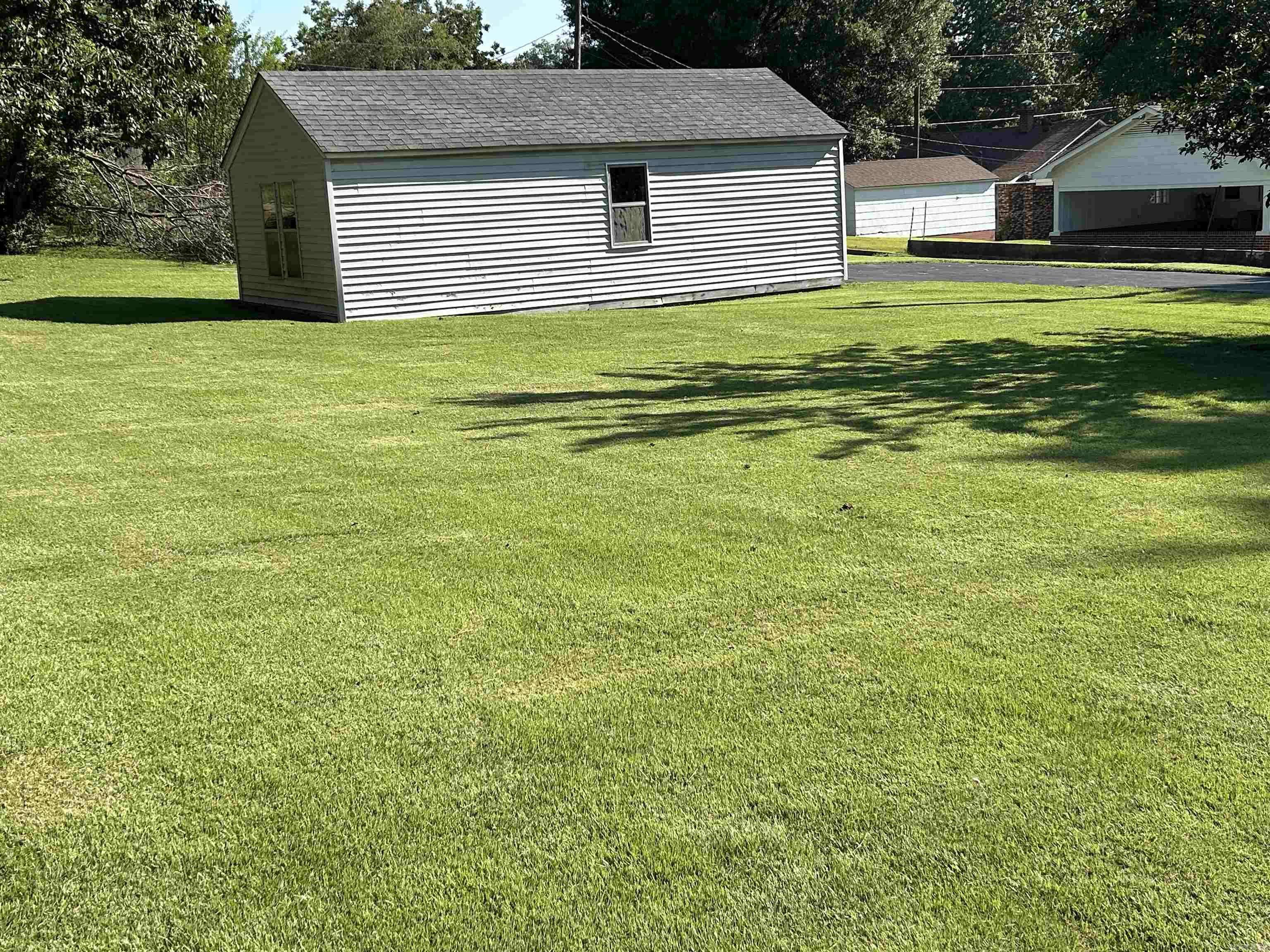 Piggott, AR 72454,869 W Main