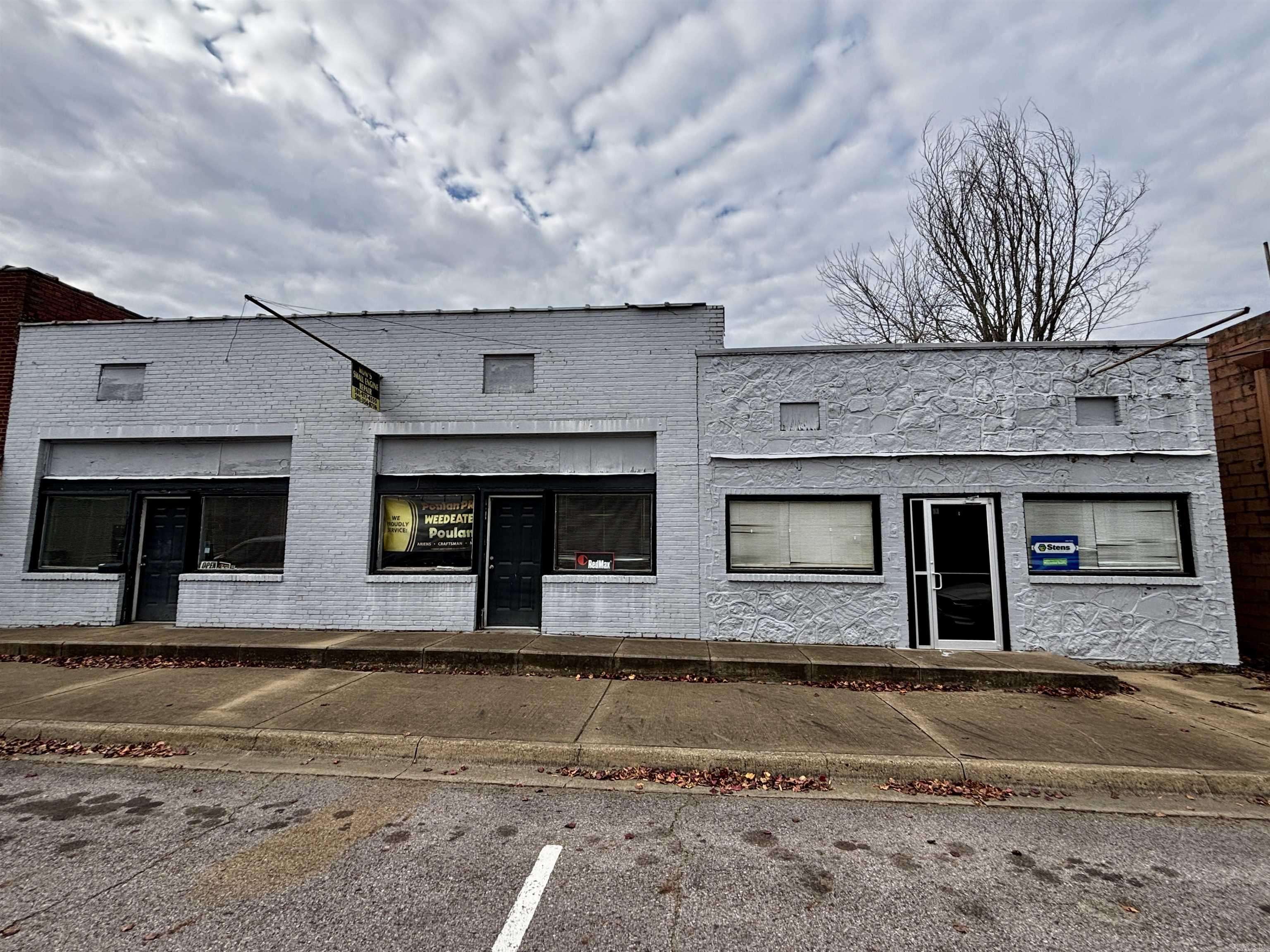 Morrilton, AR 72110,319 N Moose Street