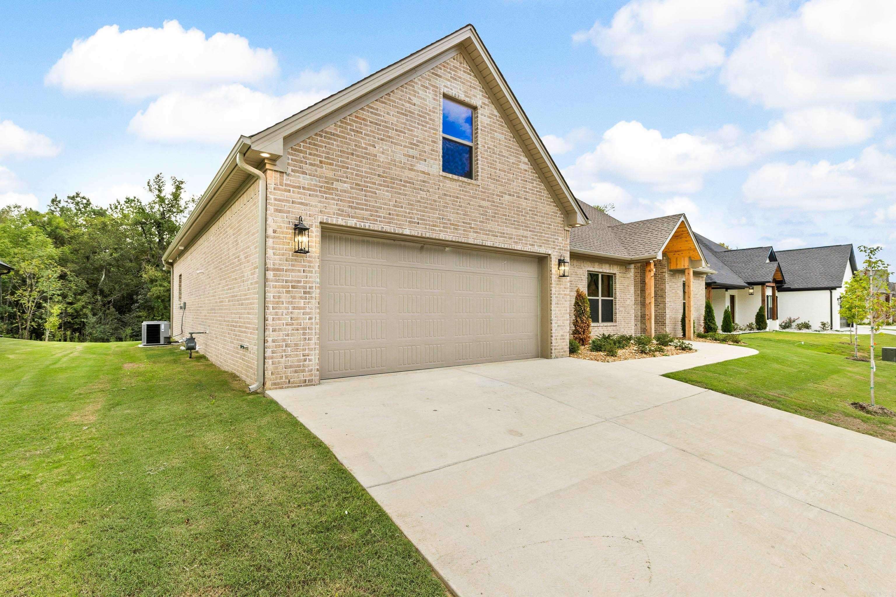 Benton, AR 72002,8020 N Shoreline Boulevard