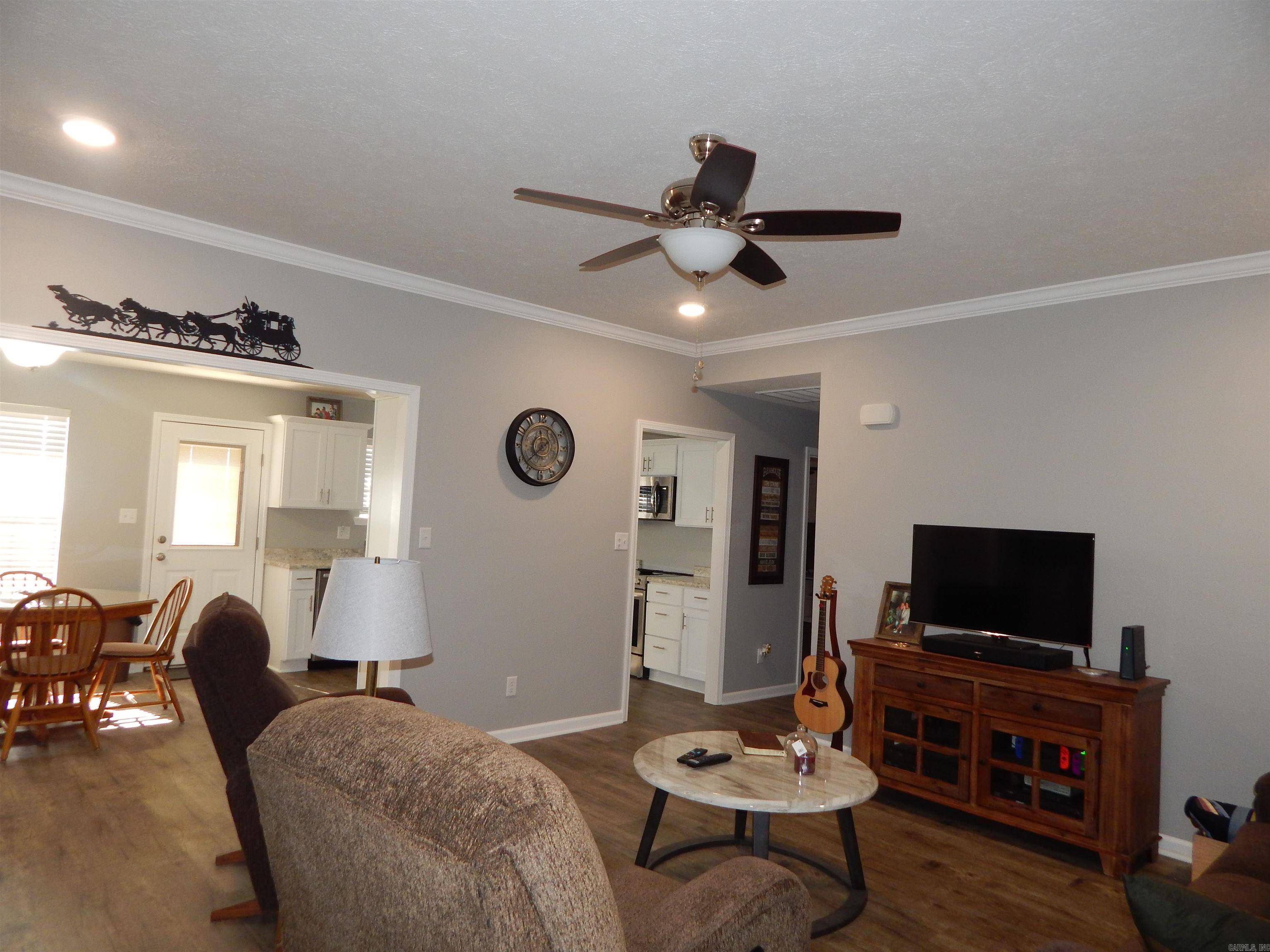 Higginson, AR 72068,284 Walker RD
