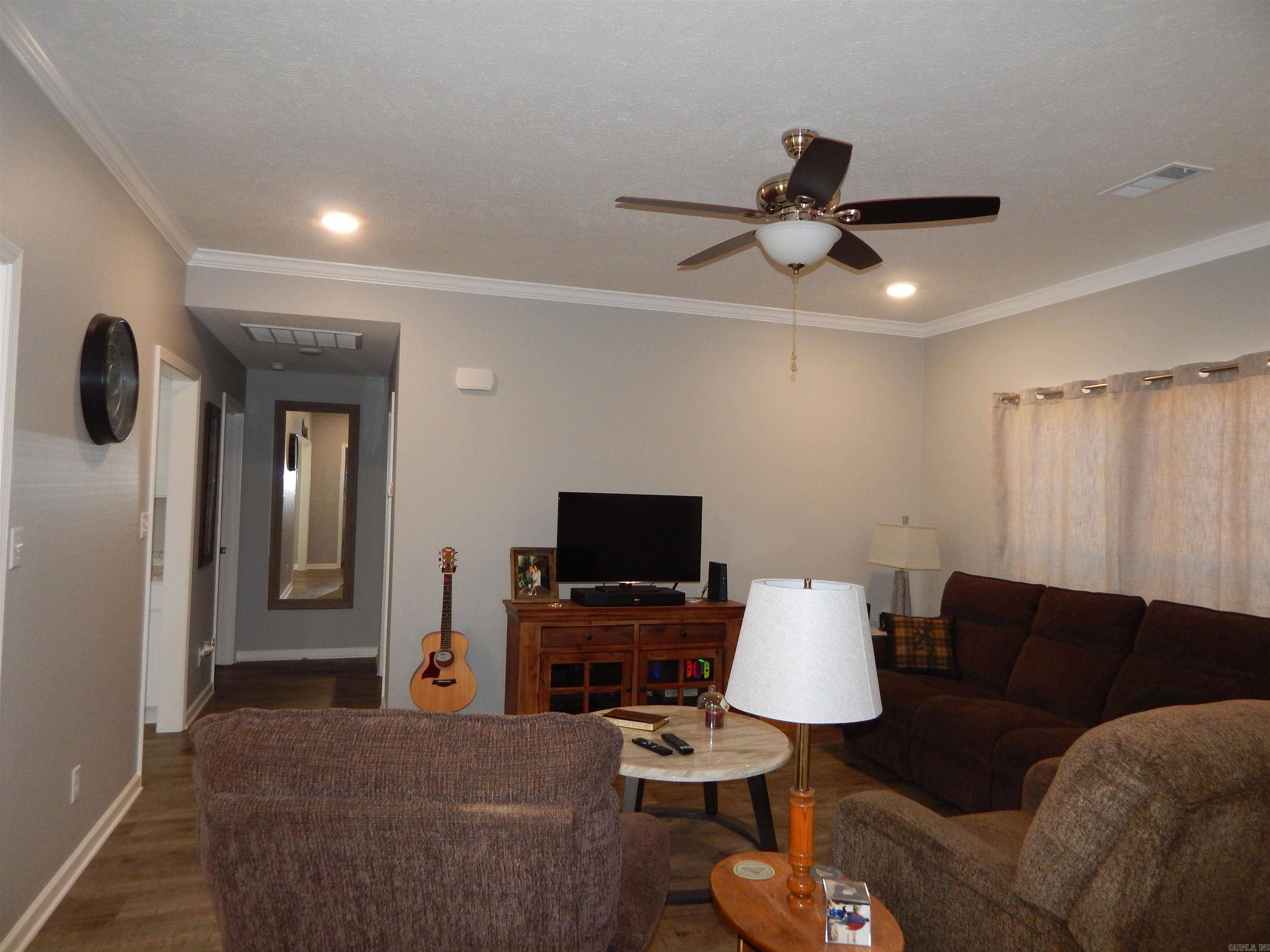 Higginson, AR 72068,284 Walker RD