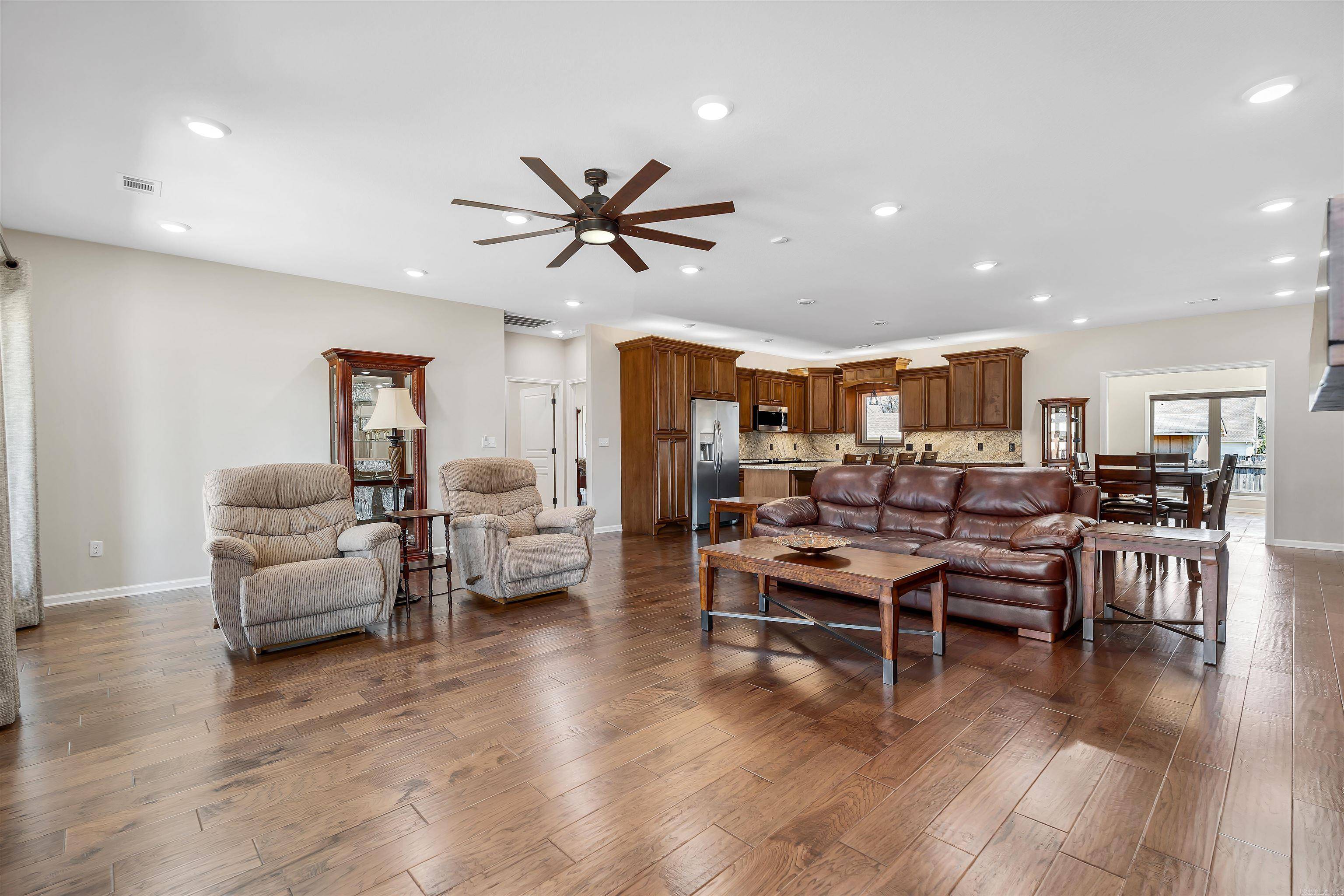 Paragould, AR 72450,609 S 37Th St