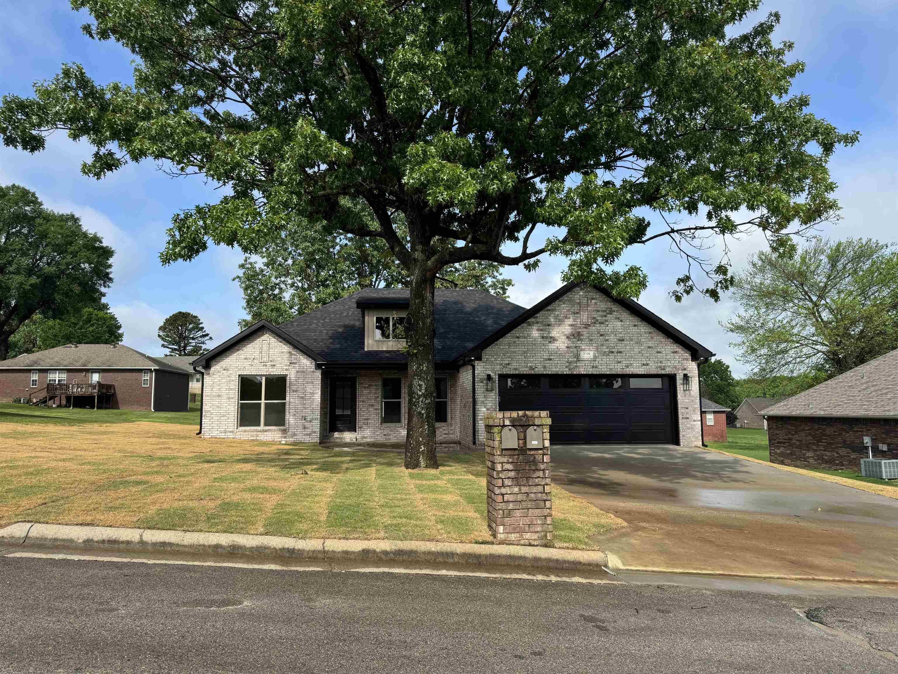 Paragould, AR 72450,2106 N 8 1/2 St