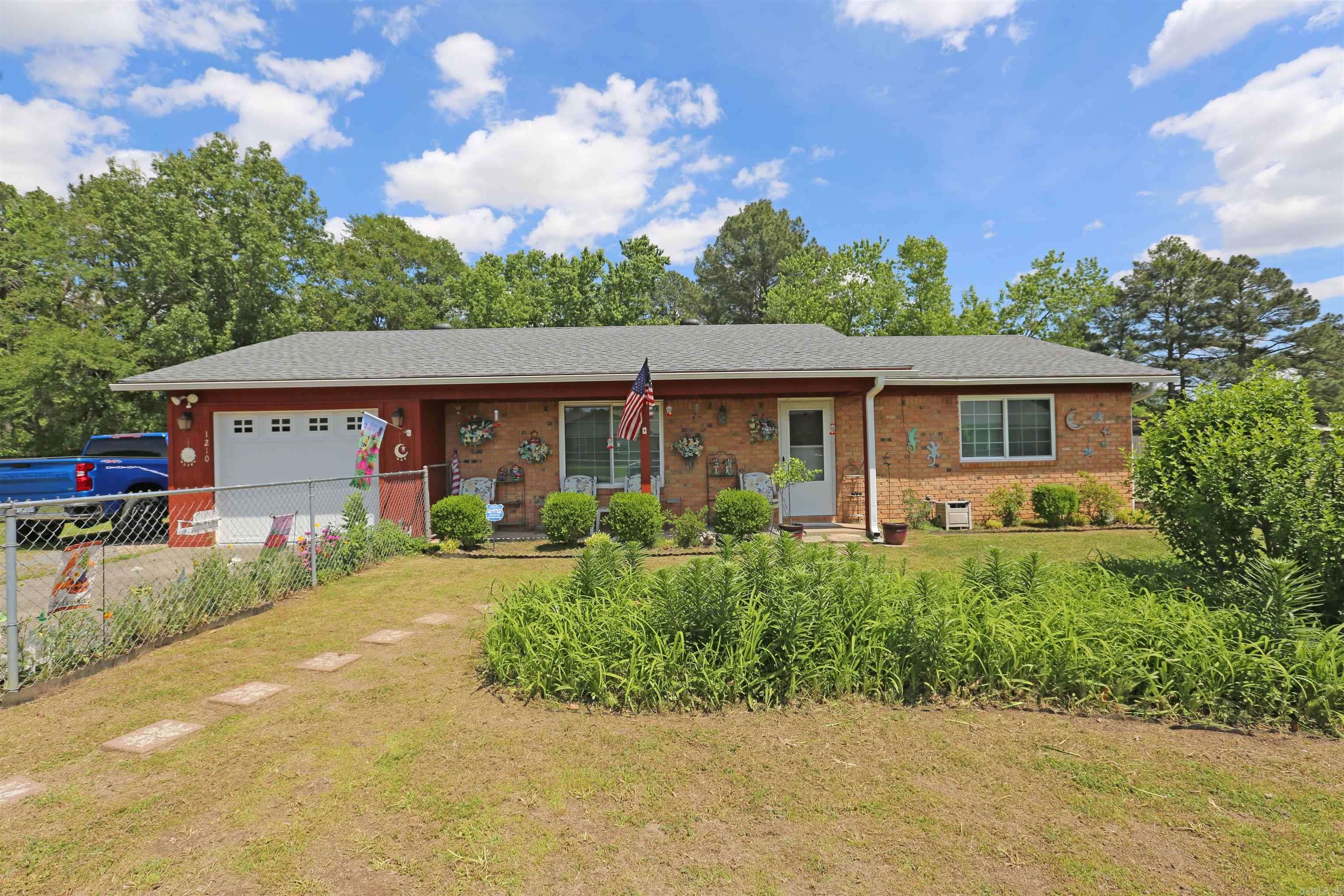 Lonoke, AR 72086,1210 Privett Park