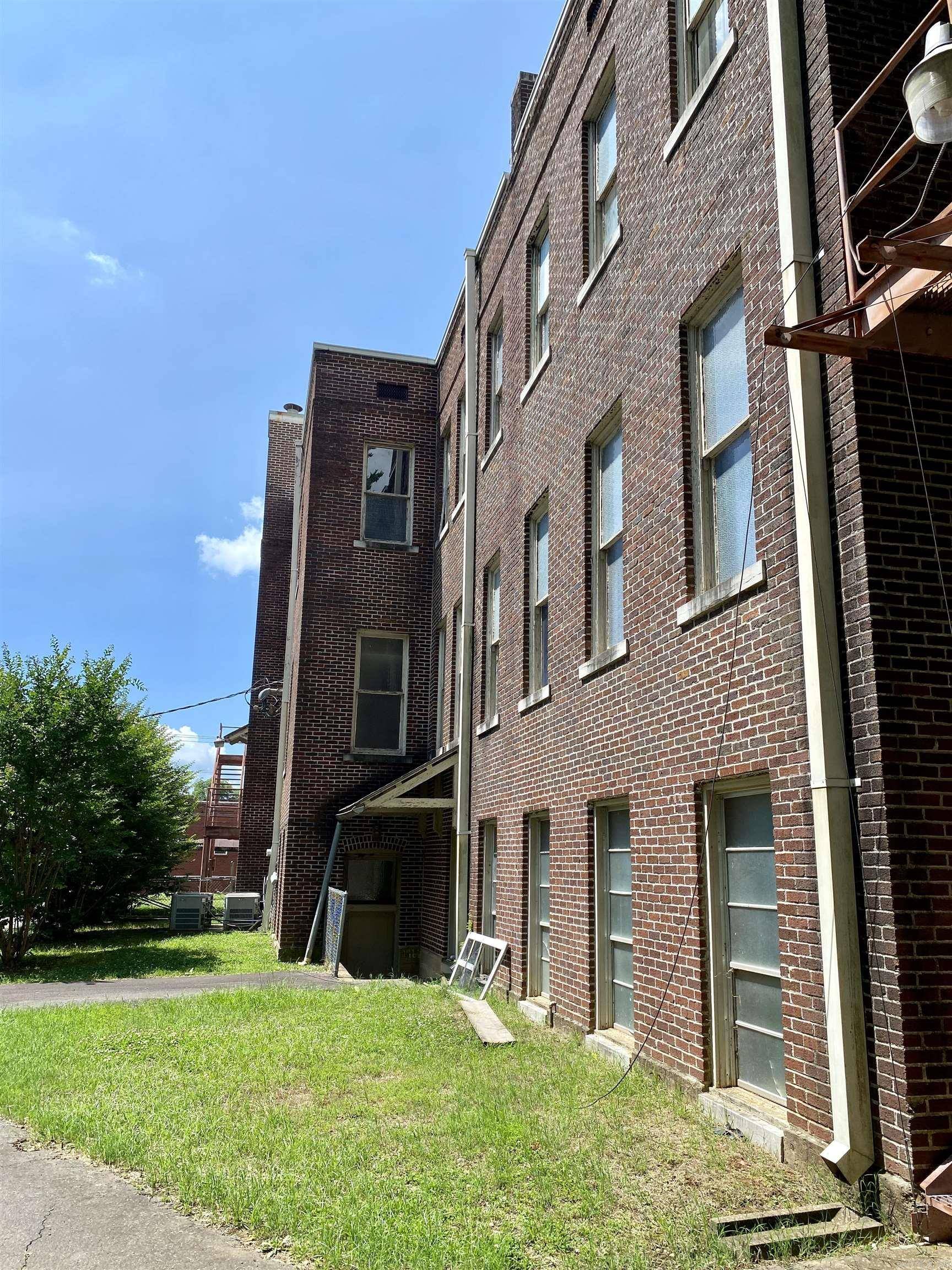 Clarksville, AR 72830,212 N College