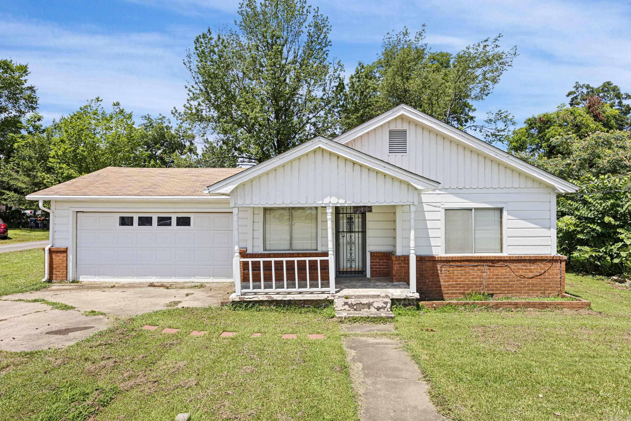 Russellville, AR 72801,610 S Knoxville Avenue