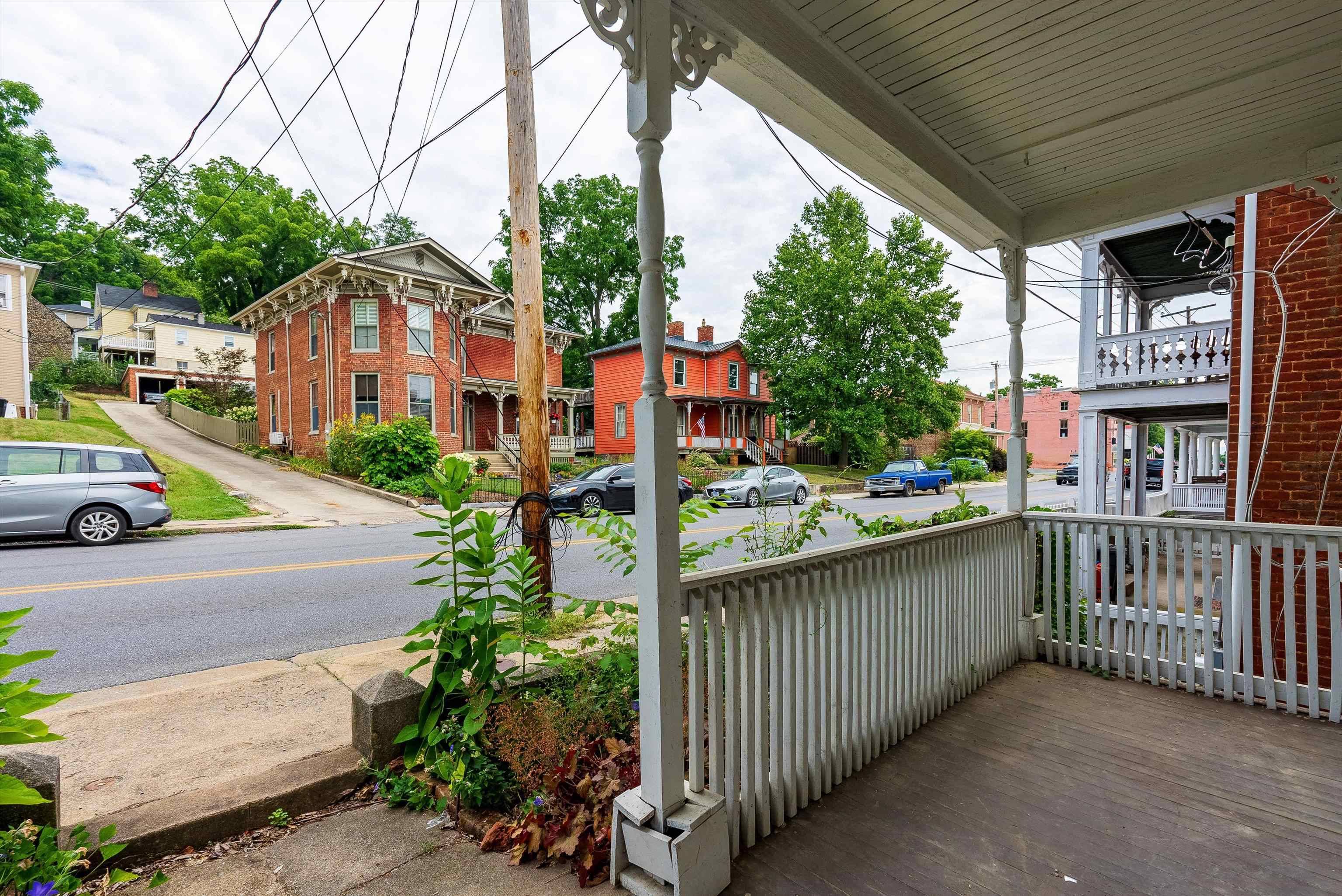 Staunton, VA 24401,822 W BEVERLEY ST