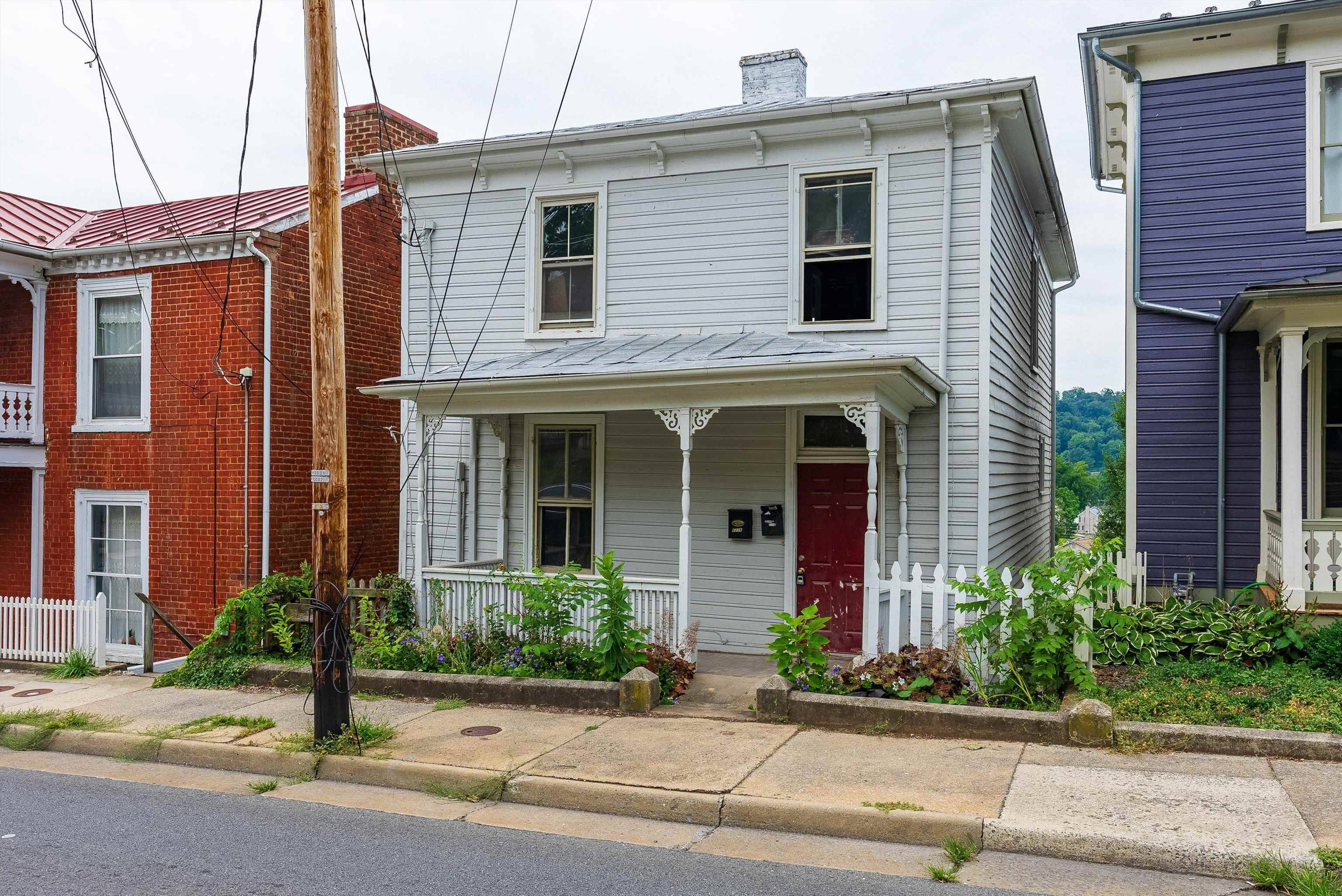 Staunton, VA 24401,822 W BEVERLEY ST