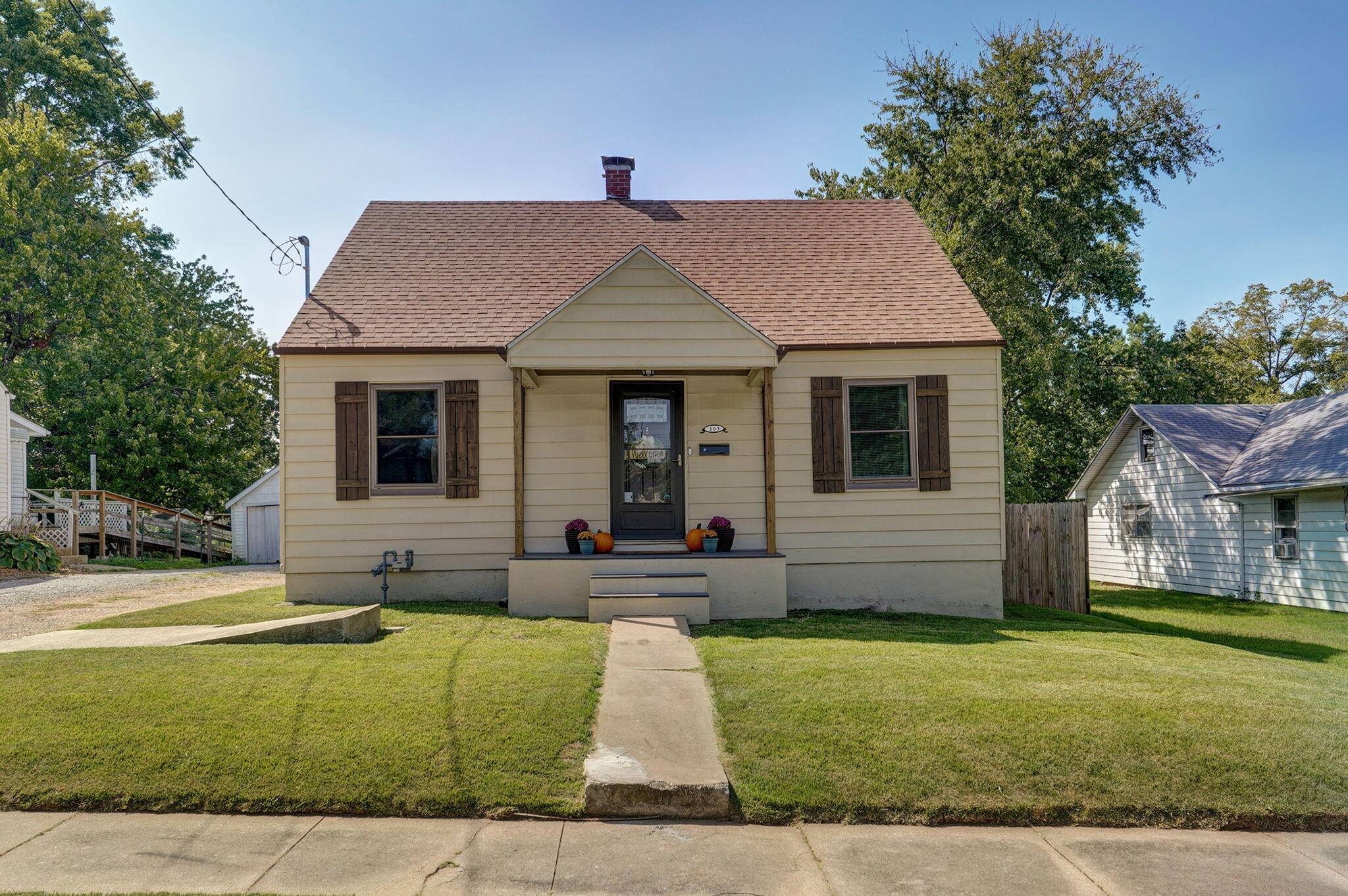 Mt Vernon, MO 65712,103 South Landrum Street