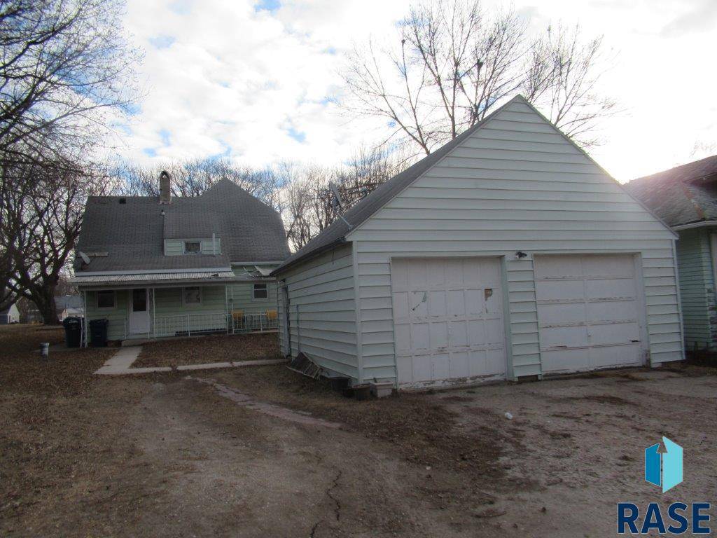 Hills, MN 56138,404 S Main Ave