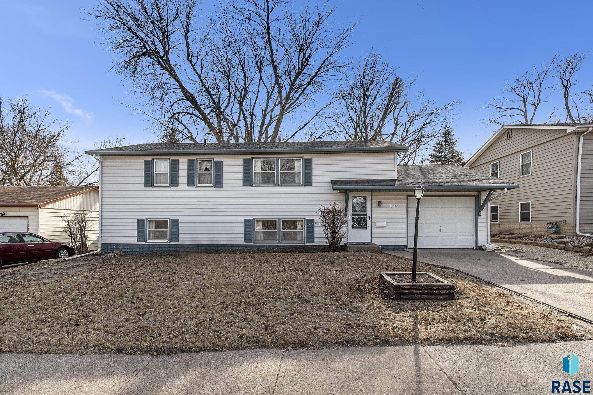 Sioux Falls, SD 57103,3909 E 18th St