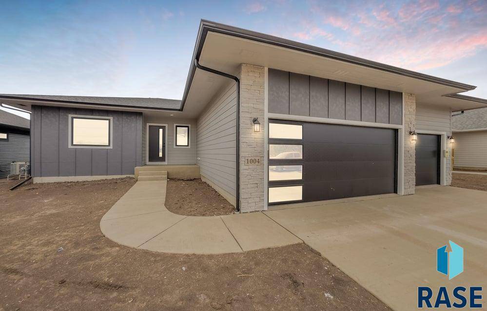 Lennox, SD 57039,1004 N Juniper St