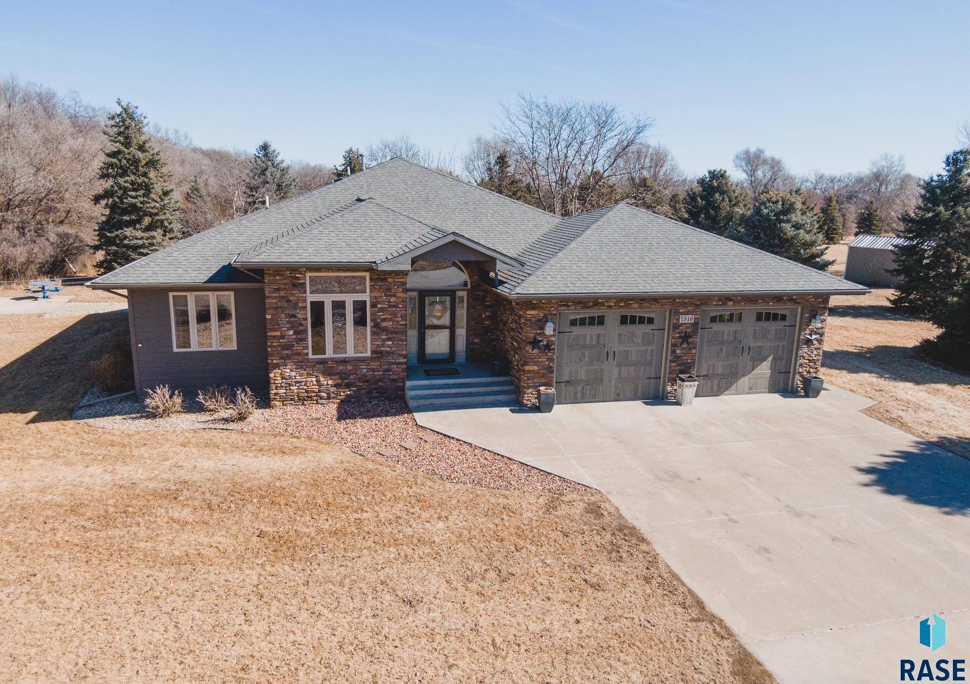 Mitchell, SD 57301,1516 Deerfield Ln