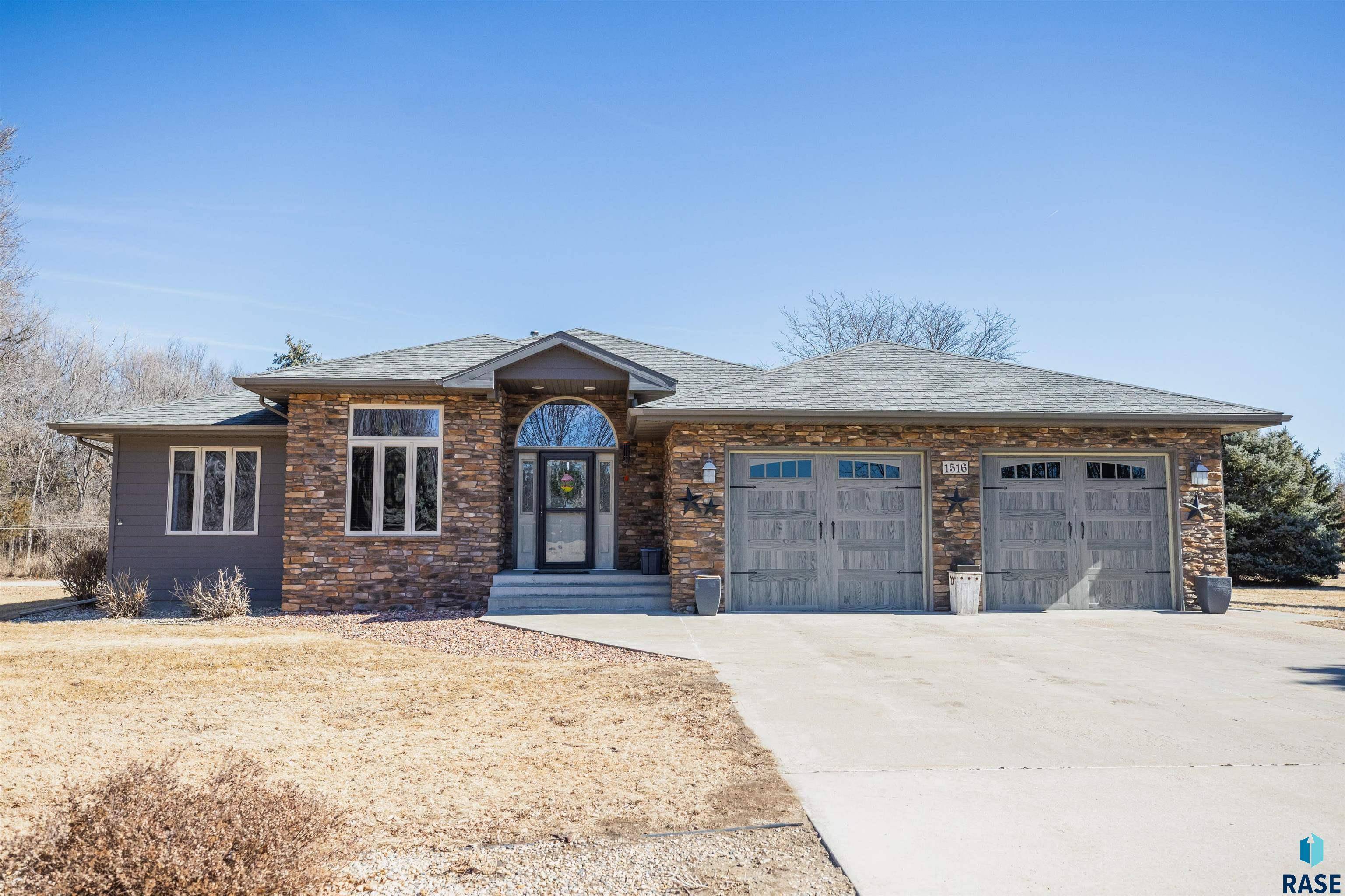 Mitchell, SD 57301,1516 Deerfield Ln