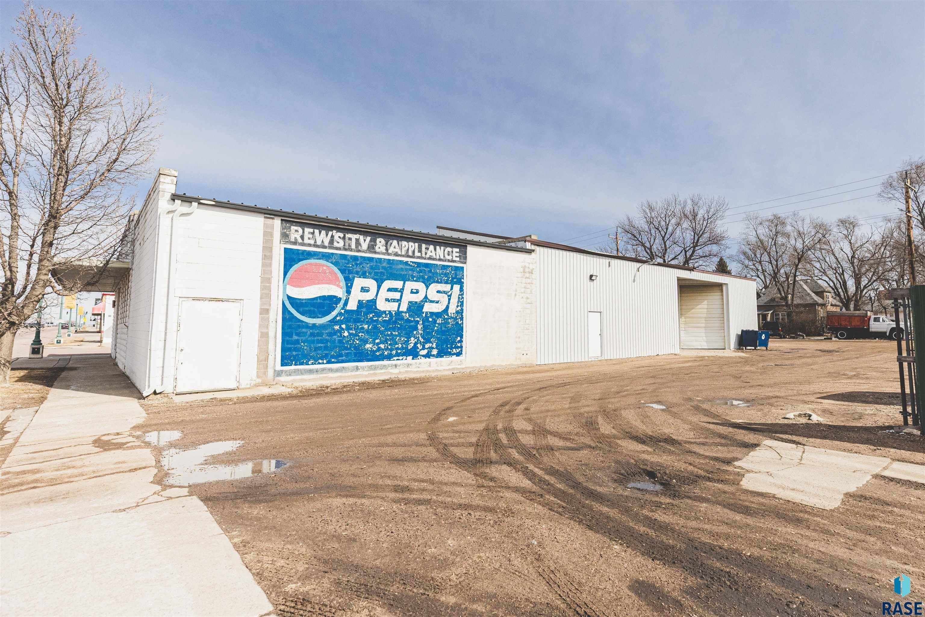 Mitchell, SD 57301,926 N Main St