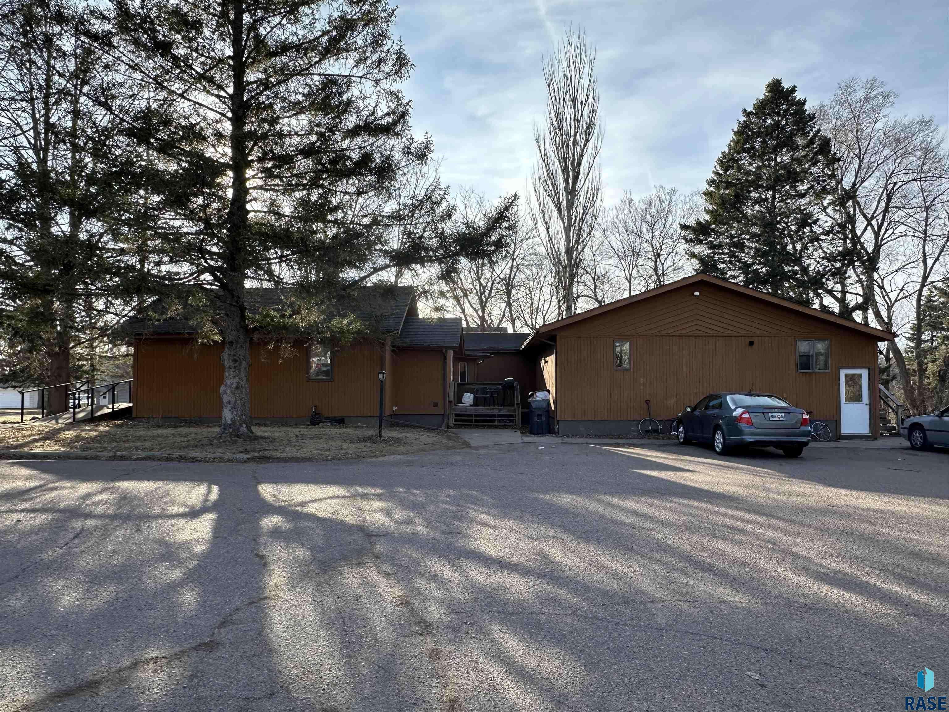 Madison, SD 57042,220 NE 9th St