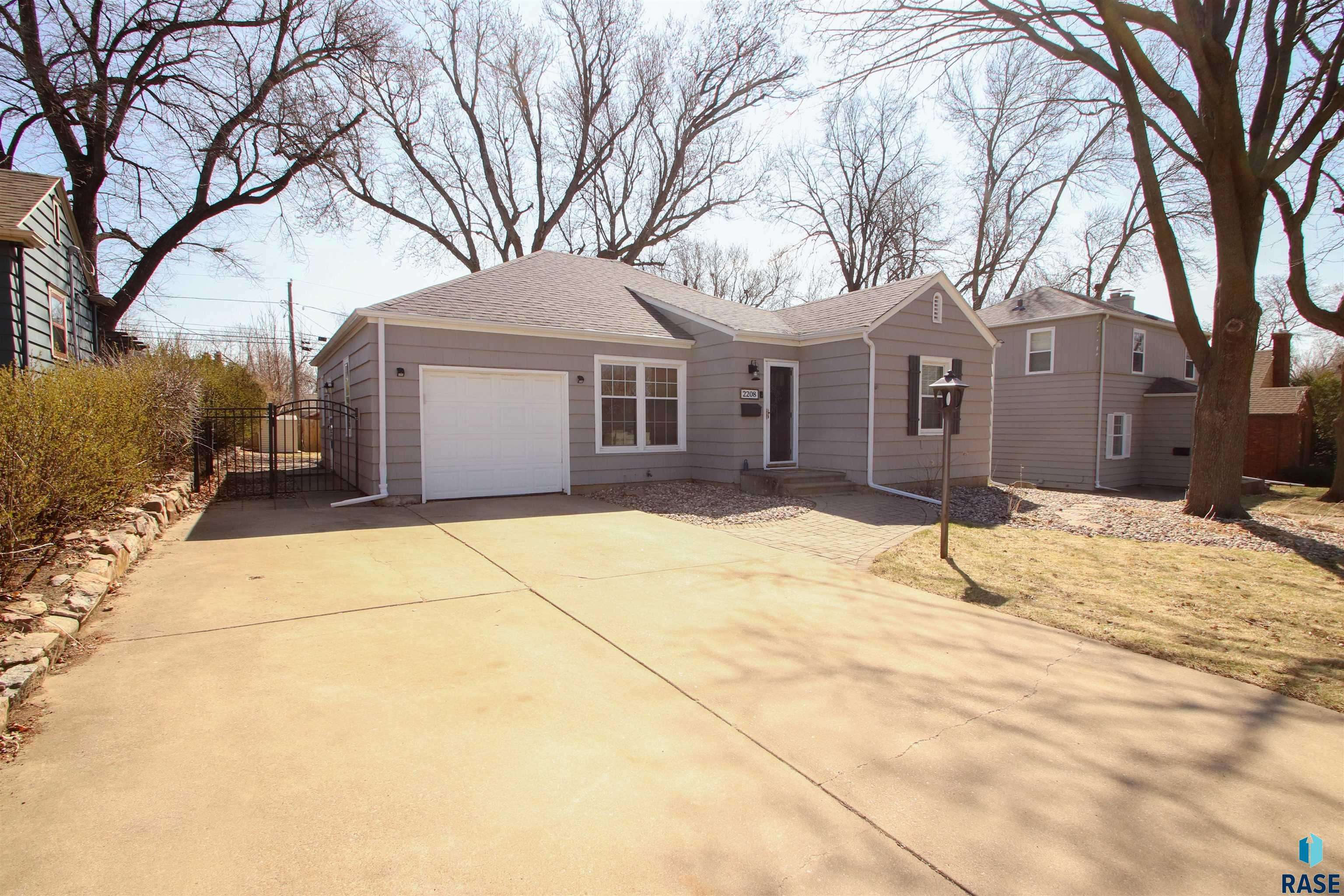 Sioux Falls, SD 57105,2208 S Center Ave