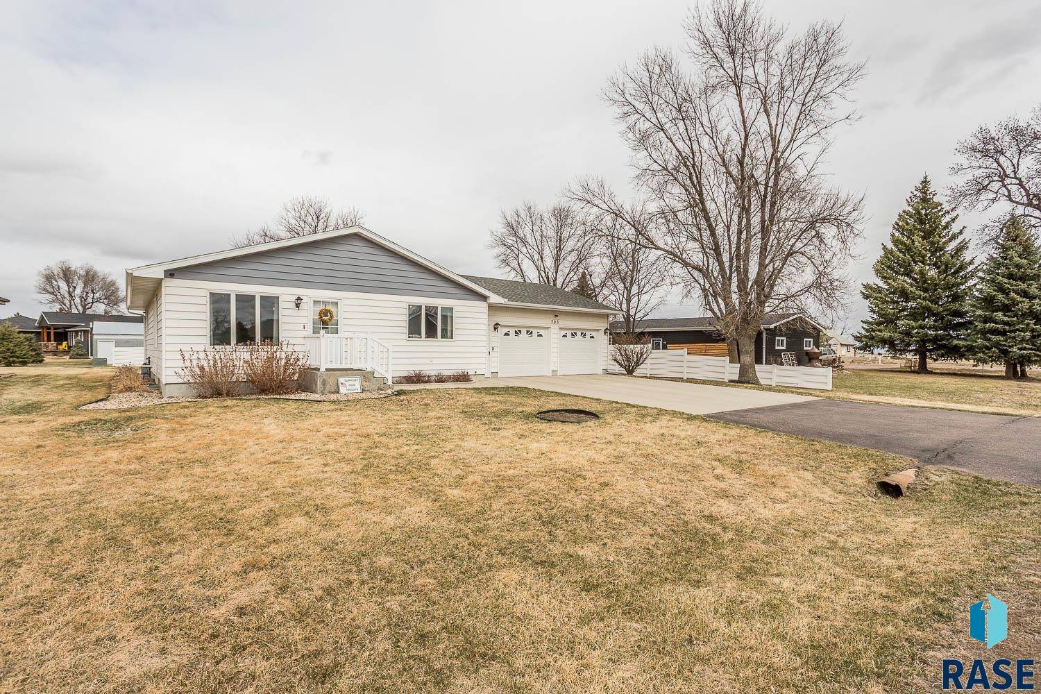 Parkston, SD 57366,703 E Maple St