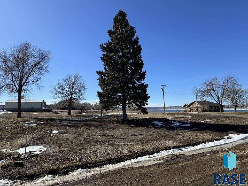 Chamberlain, SD 57325,407 S River St