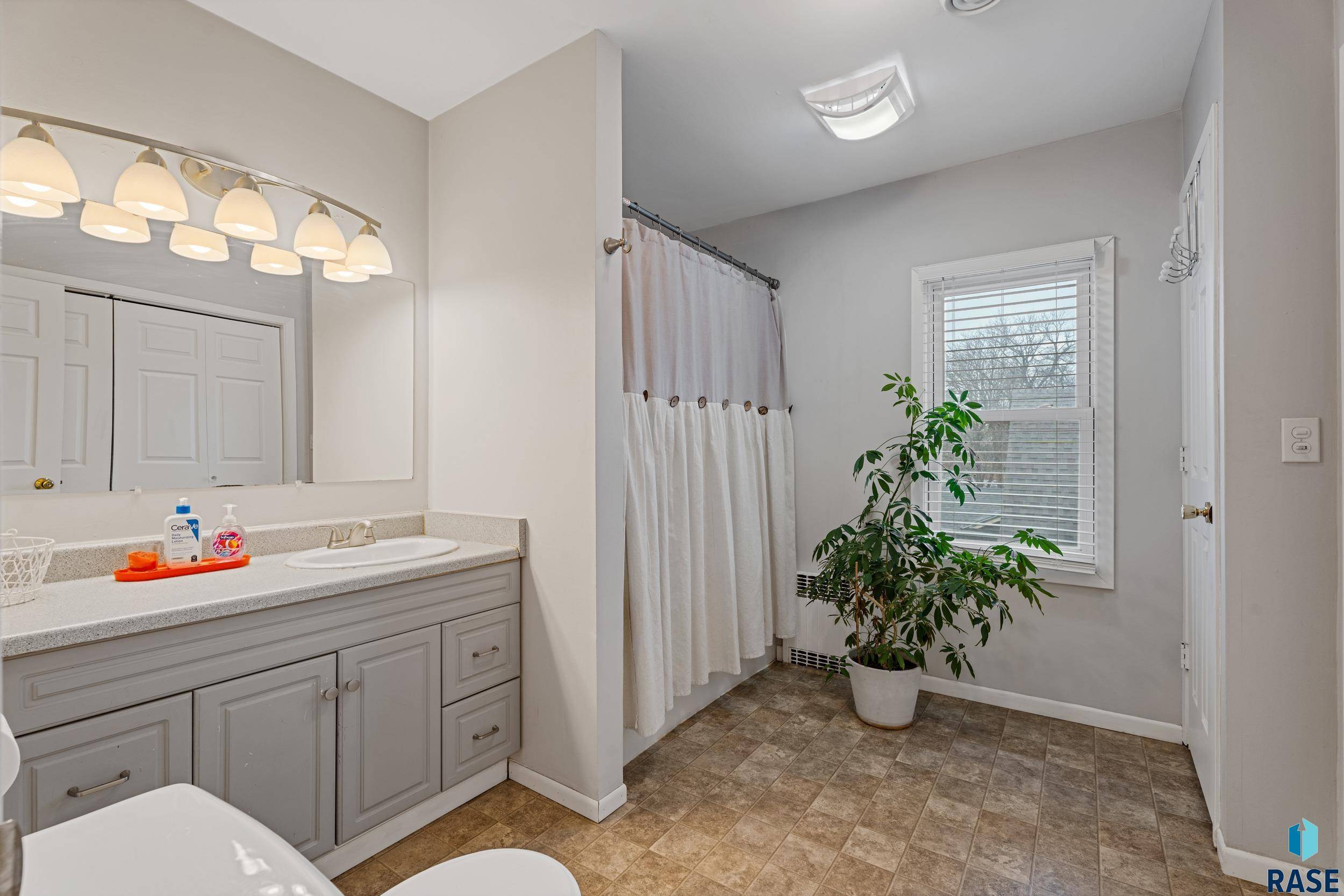 Sioux Falls, SD 57104,615 S Walts Ave
