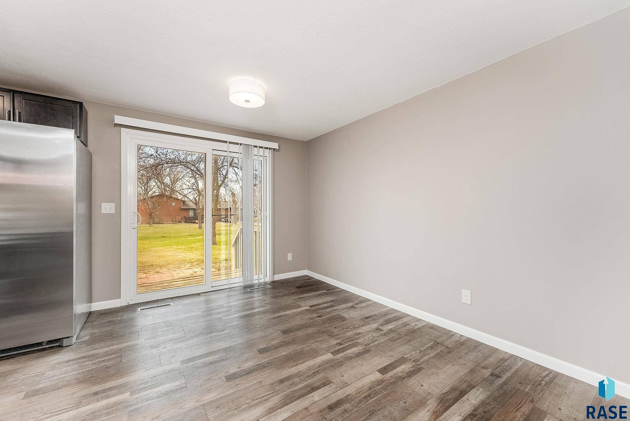 Lennox, SD 57039,1013 S Academy St
