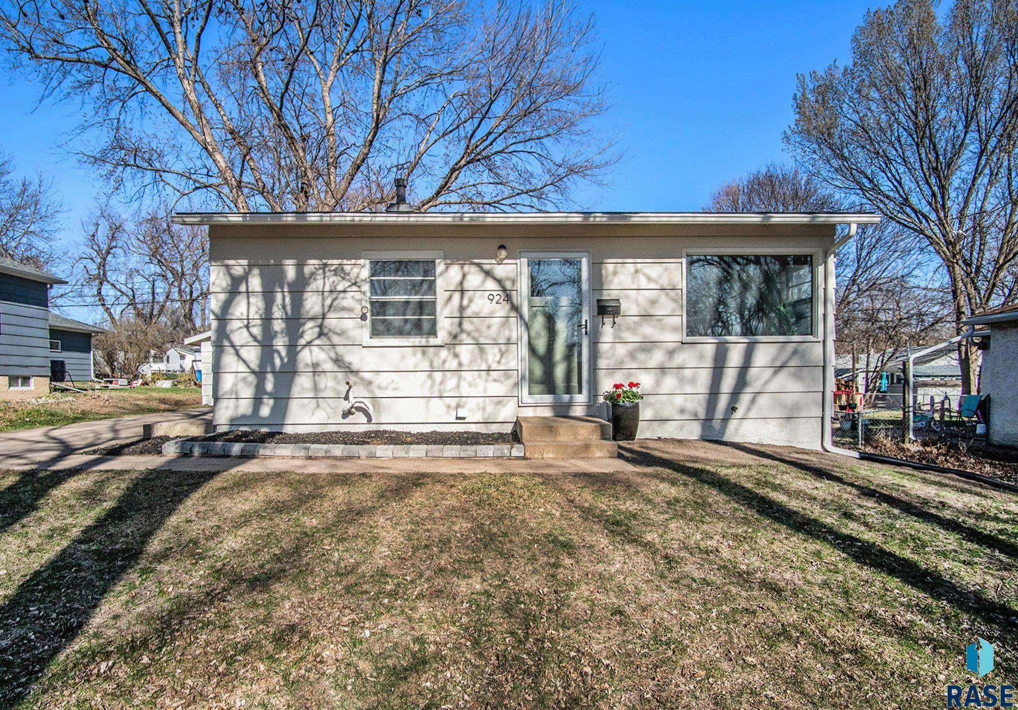 Sioux Falls, SD 57103,924 S Thompson Ave