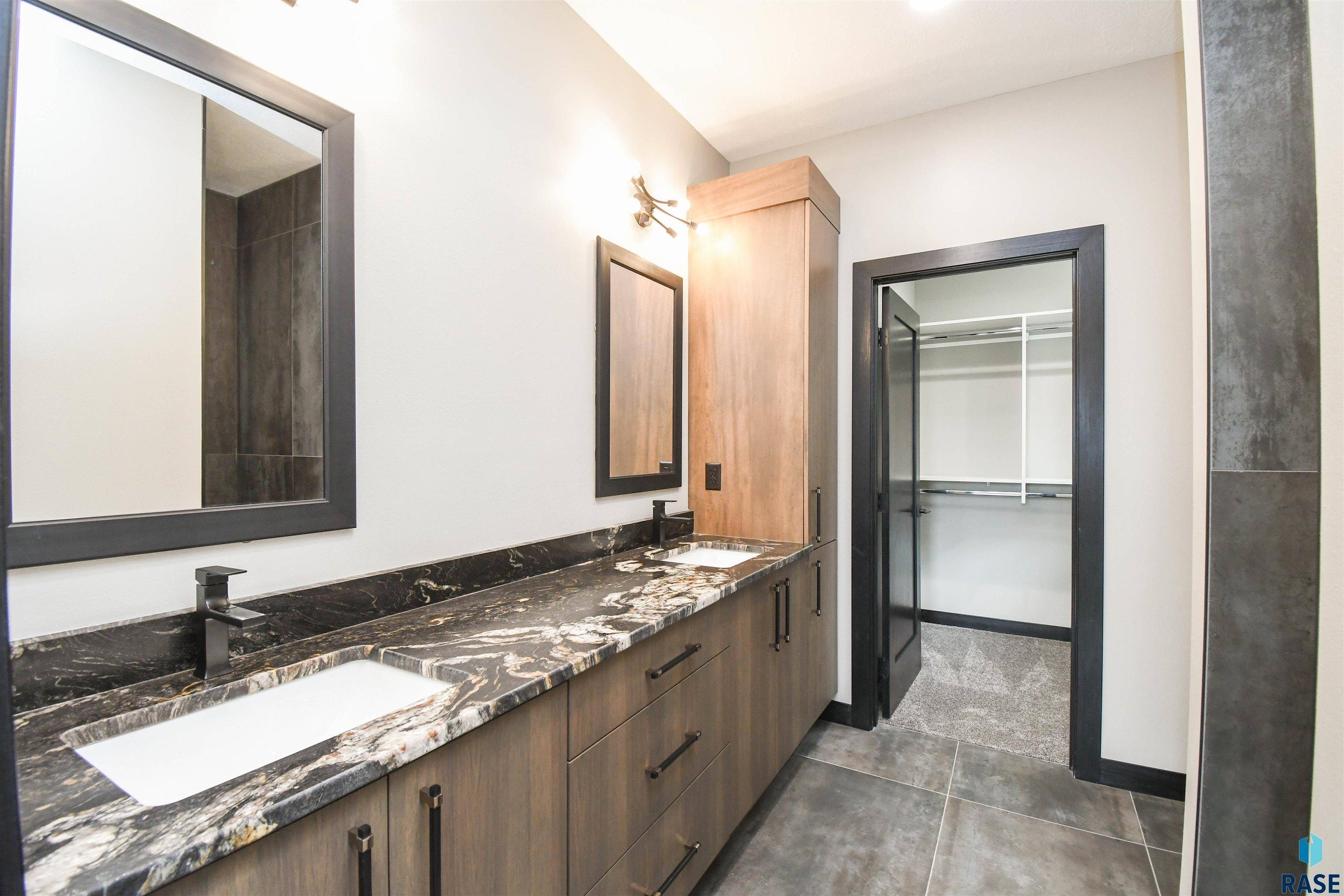 Sioux Falls, SD 57107,8617 W Shoreline Pl