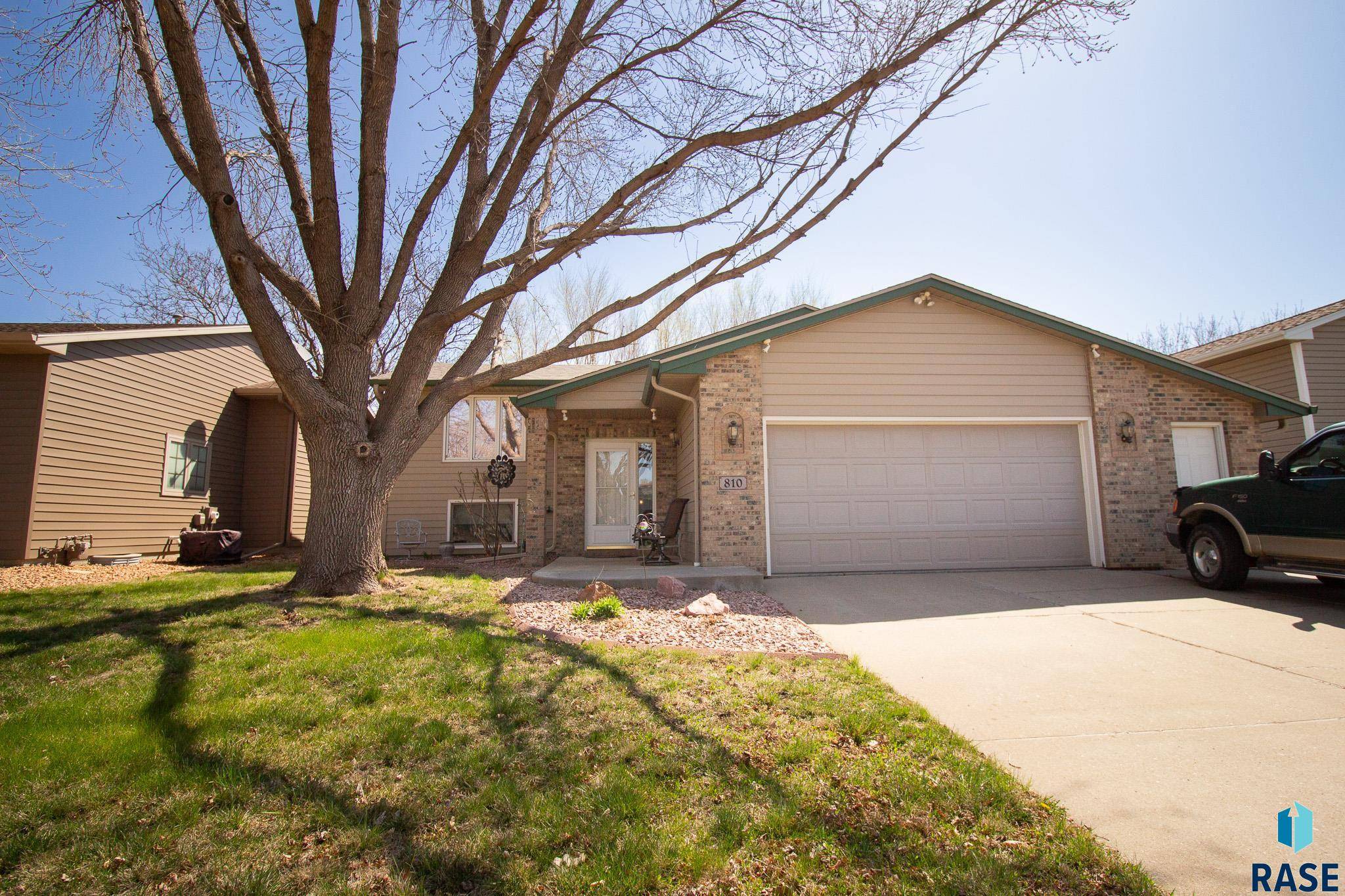 Sioux Falls, SD 57106,810 S Juneau Ln