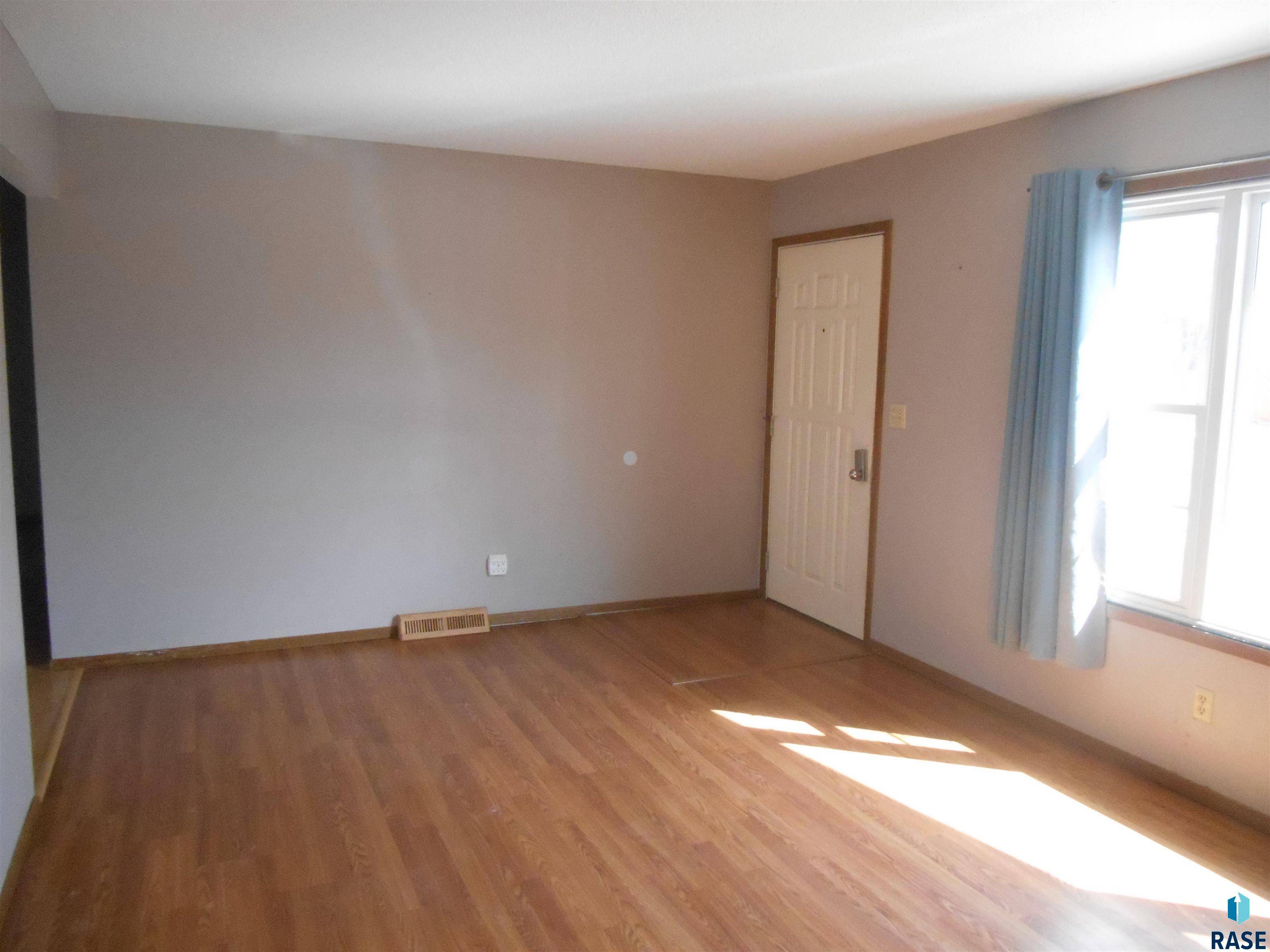 Sioux Falls, SD 57106,4105 Holbrook Ave