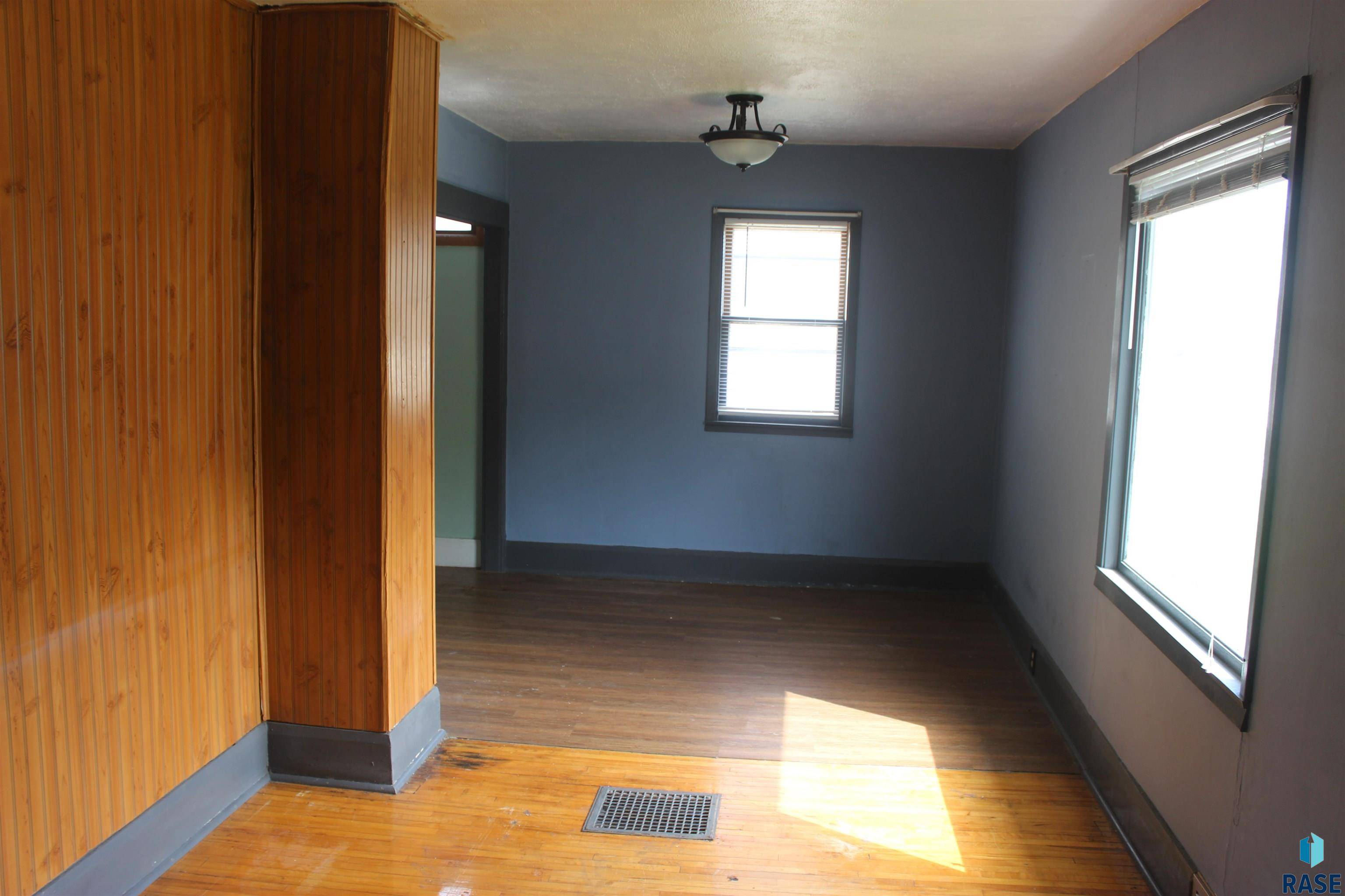 Aberdeen, SD 57401,121 NE 5th Ave