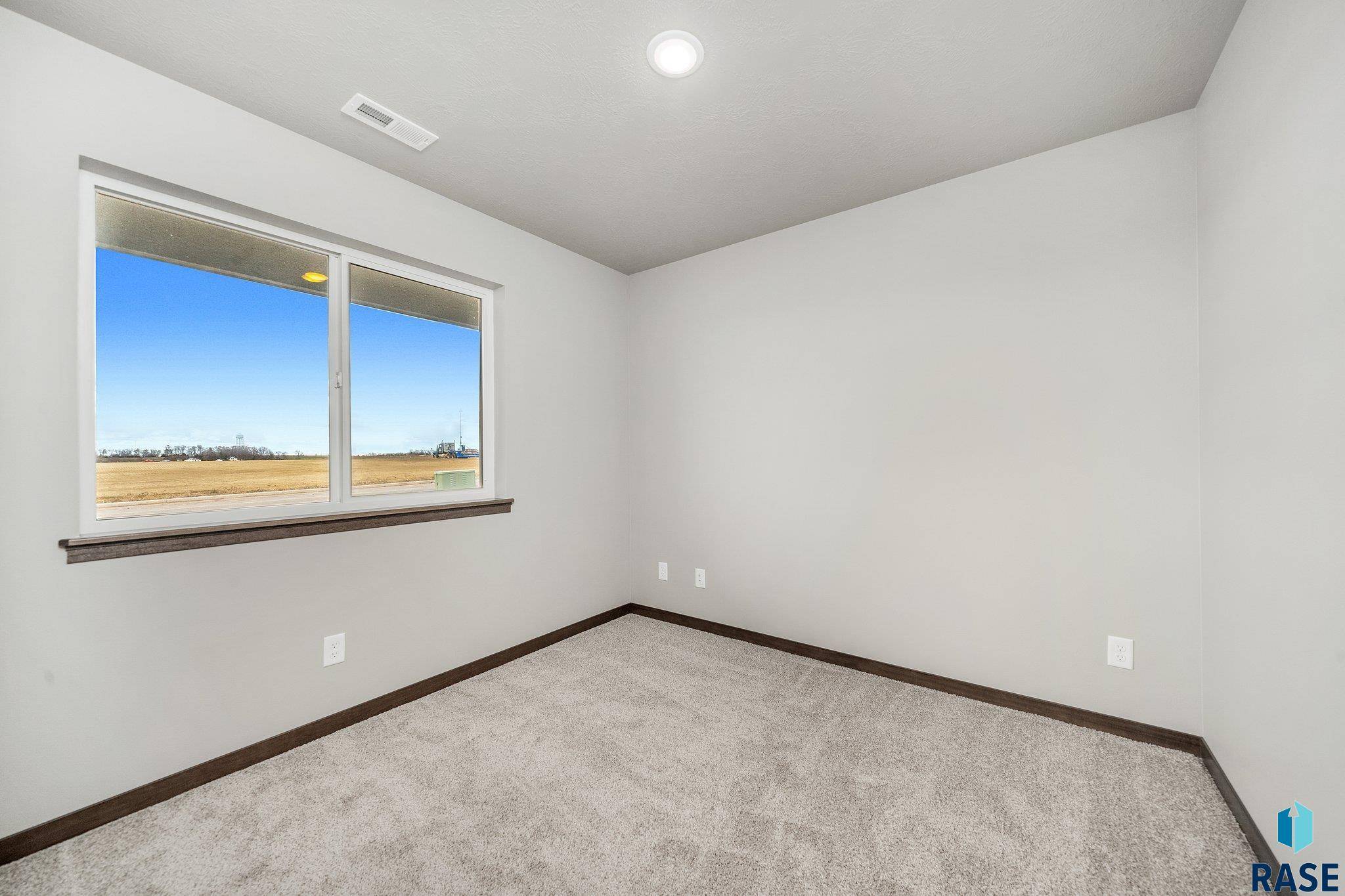 Sioux Falls, SD 57110,6717 E Thimbleweed St