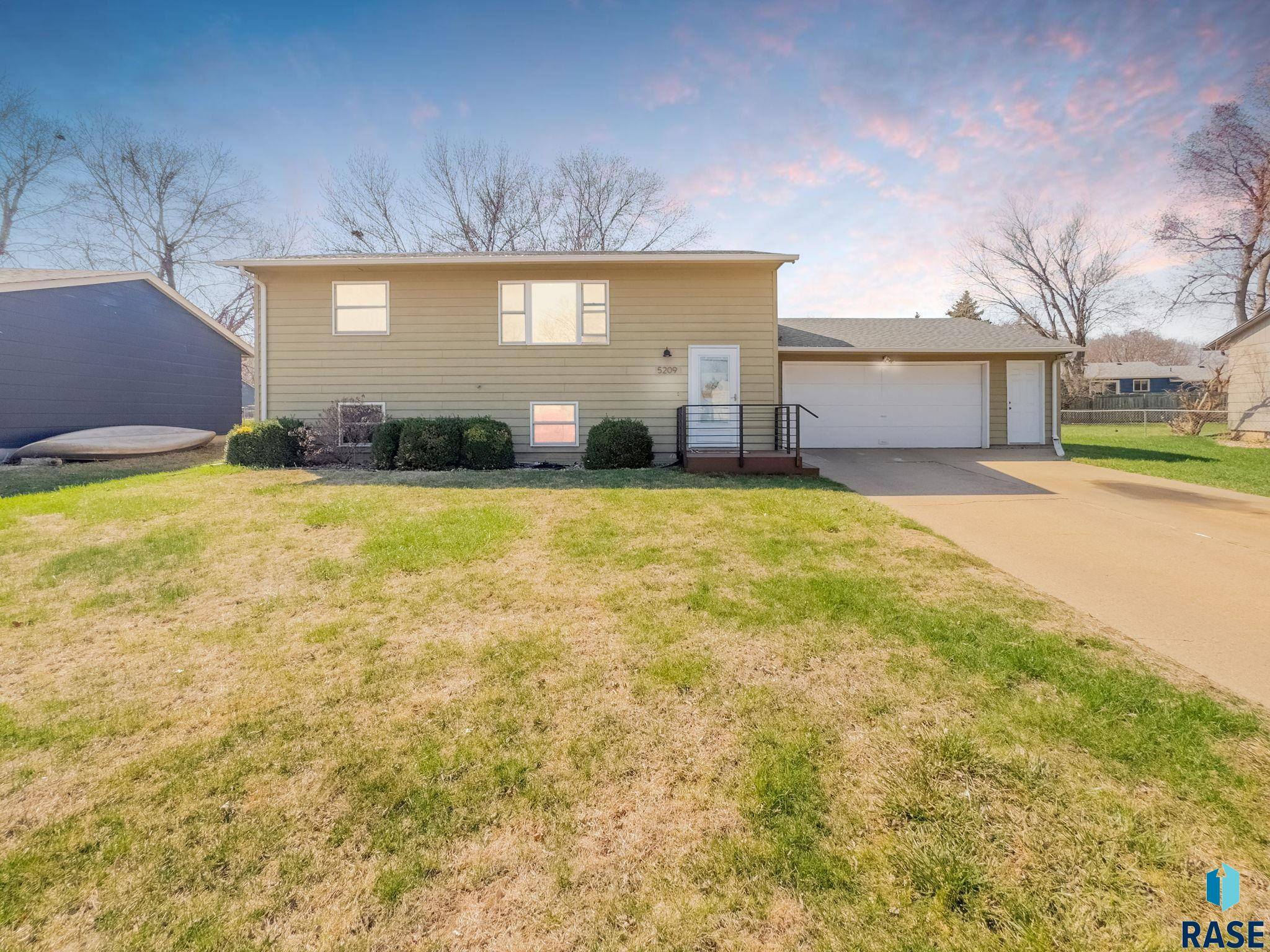 Sioux Falls, SD 57106,5209 S Holbrook Ave