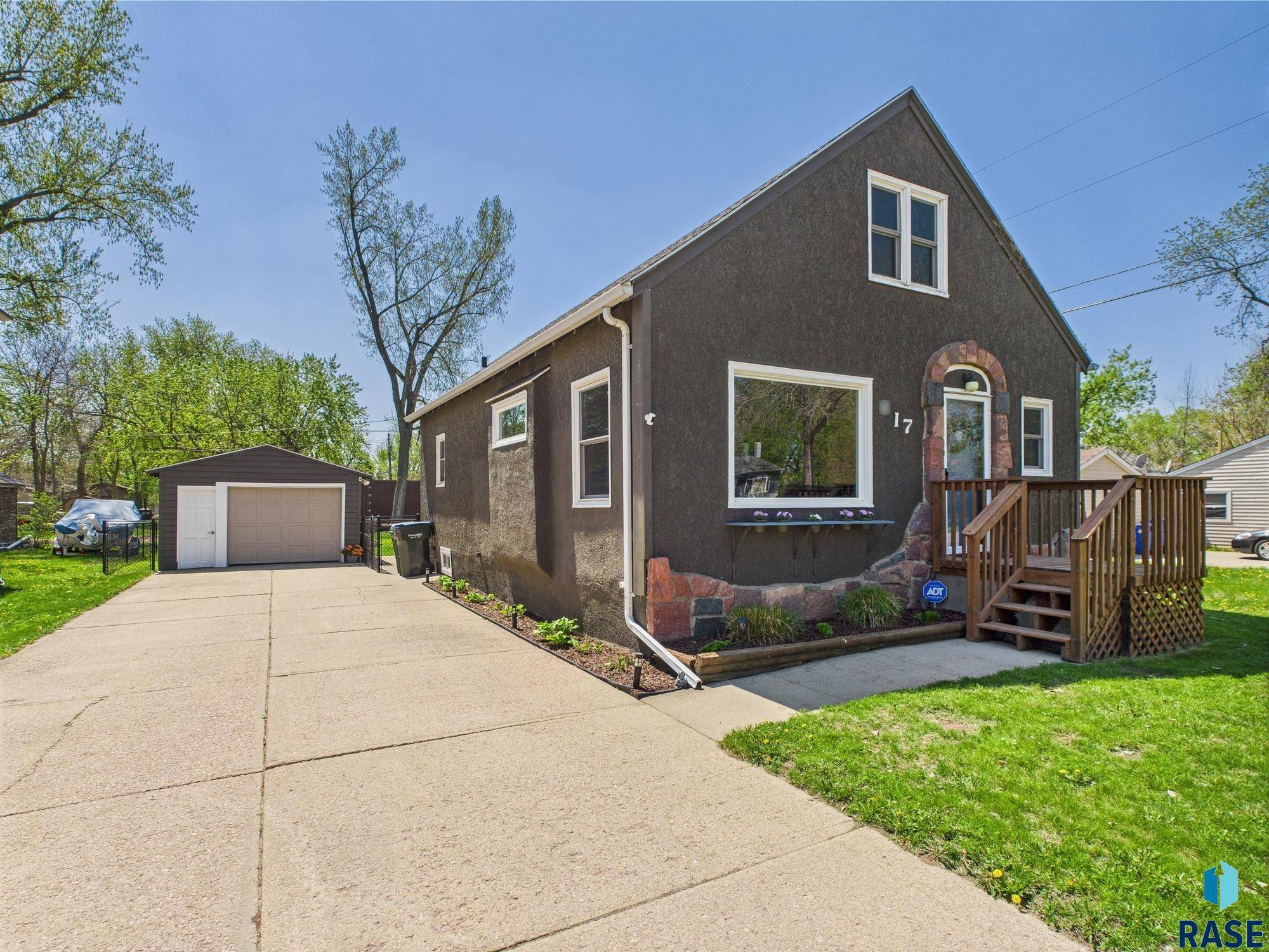 Sioux Falls, SD 57104,817 E Hermosa Dr